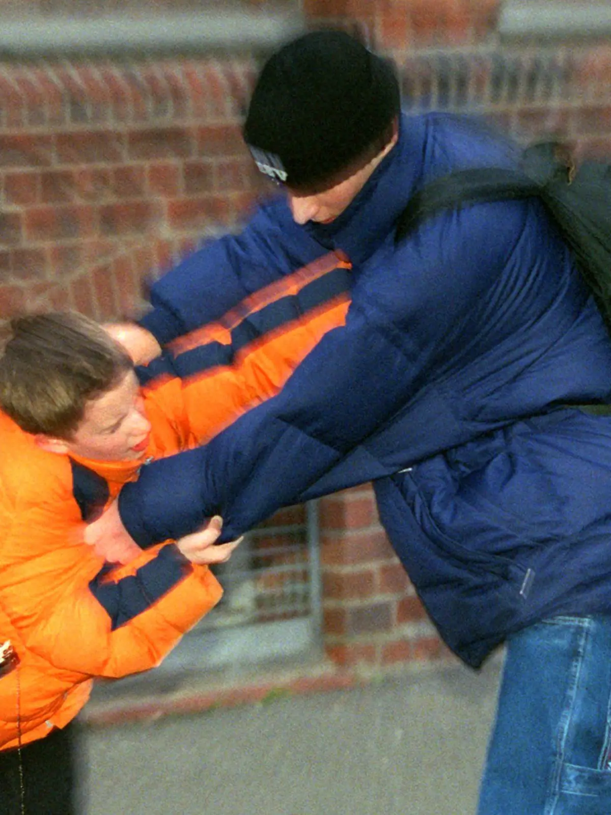 Das Symbolbild zeigt eine Rangelei zwischen einem jüngeren und einem älteren Schüler auf einem Schulhof (Archivfoto vom 12.01.2000). Das bayerische Kabinett berät am Dienstag (04.04.2006) über Konsequenzen aus der Gewalt an Schulen. Dabei sollen die Vorschriften für die Einschulung ausländischer Kinder verschärft werden. Kinder, die nicht genügend Deutsch sprechen, müssen danach verpflichtend im Kindergarten einen Sprachkurs machen. Wer danach noch Defizite hat, kommt künftig vor dem Besuch einer Regelschule erst einmal in Sprachlernklassen oder Sonderschulen. Foto: Wolfgang Langenstrassen dpa/lby +++(c) dpa - Bildfunk+++