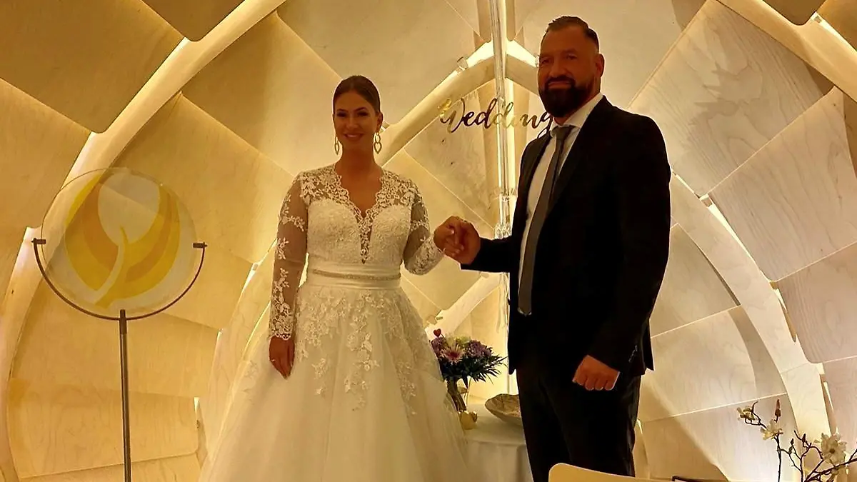 Im Raum der Stille geben sich Sabrina und Marco das Ja-Wort im DRK-Hospiz für Hamburgs Süden.