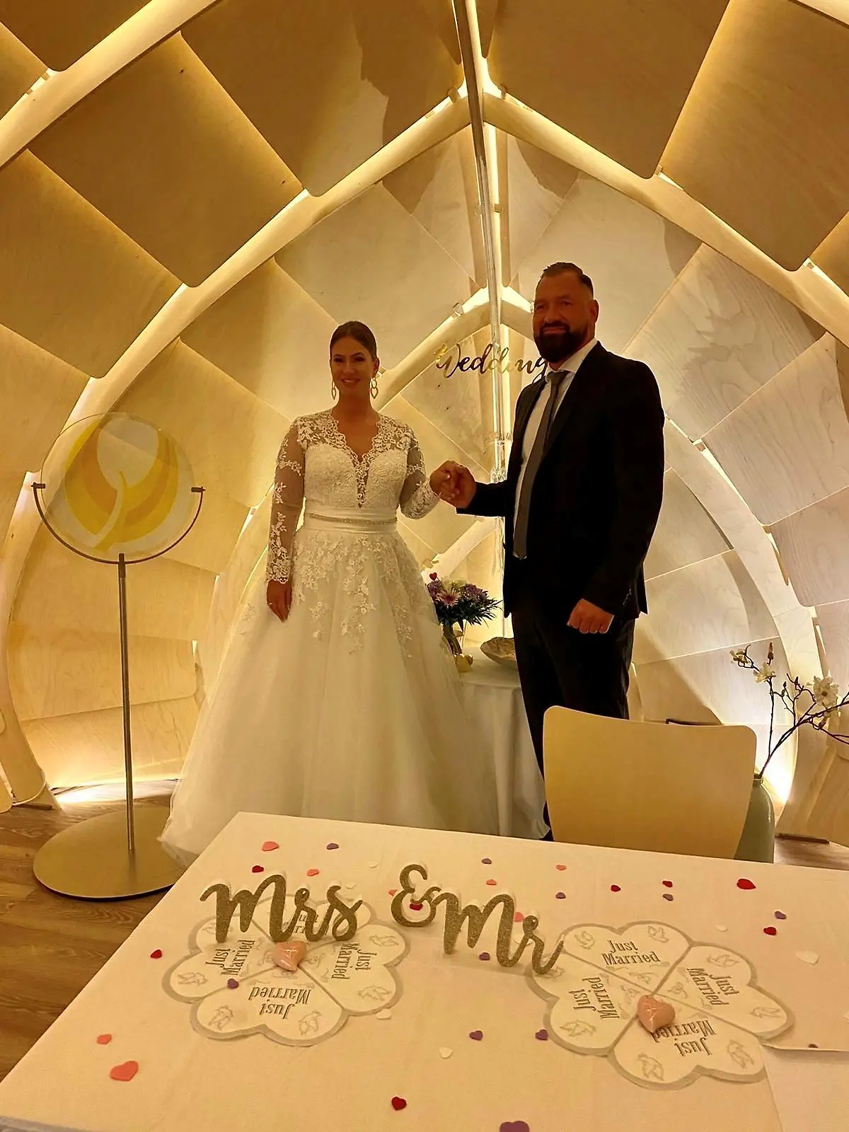 Im Raum der Stille geben sich Sabrina und Marco das Ja-Wort im DRK-Hospiz für Hamburgs Süden.
