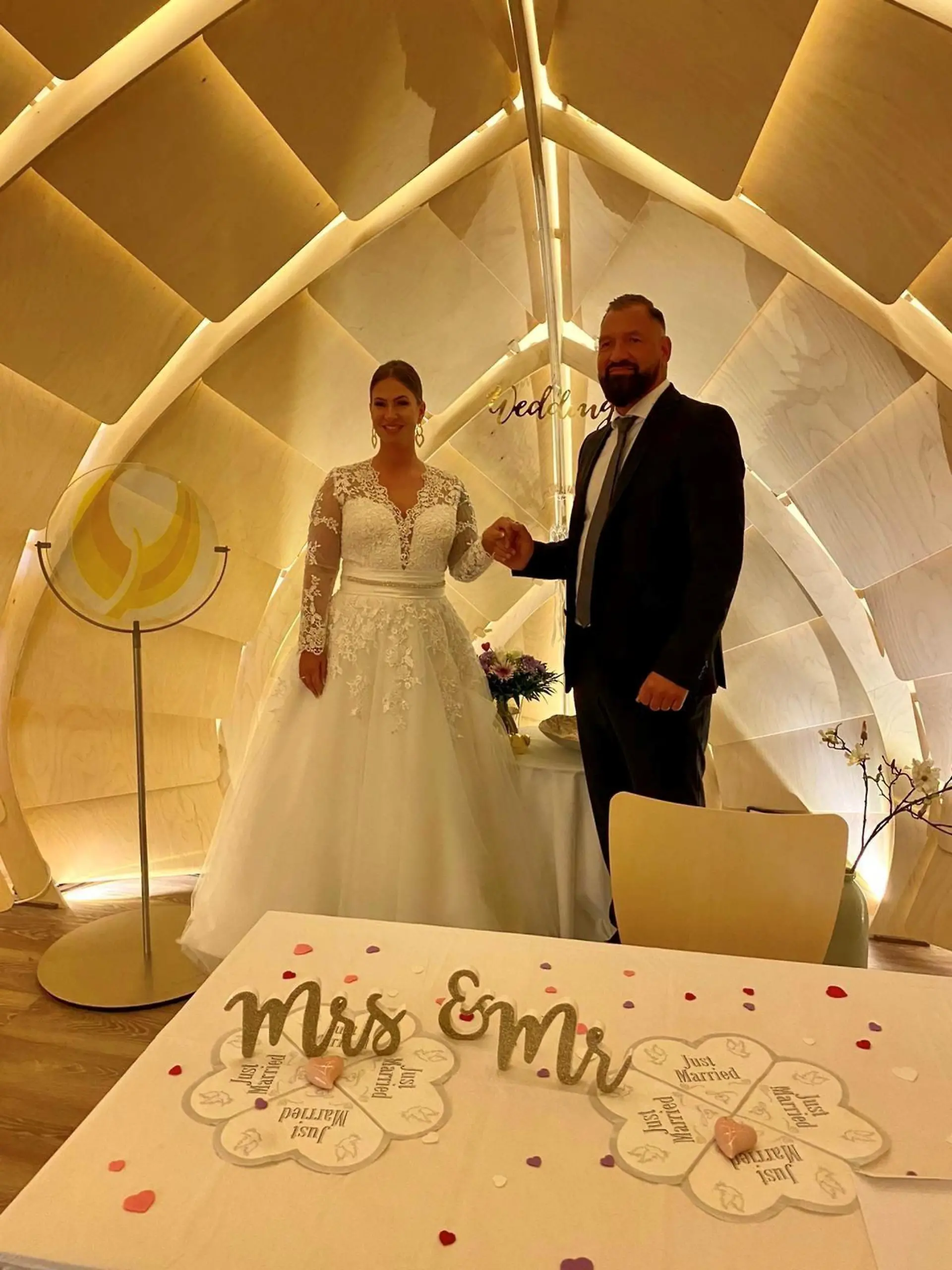 Im Raum der Stille geben sich Sabrina und Marco das Ja-Wort im DRK-Hospiz für Hamburgs Süden.