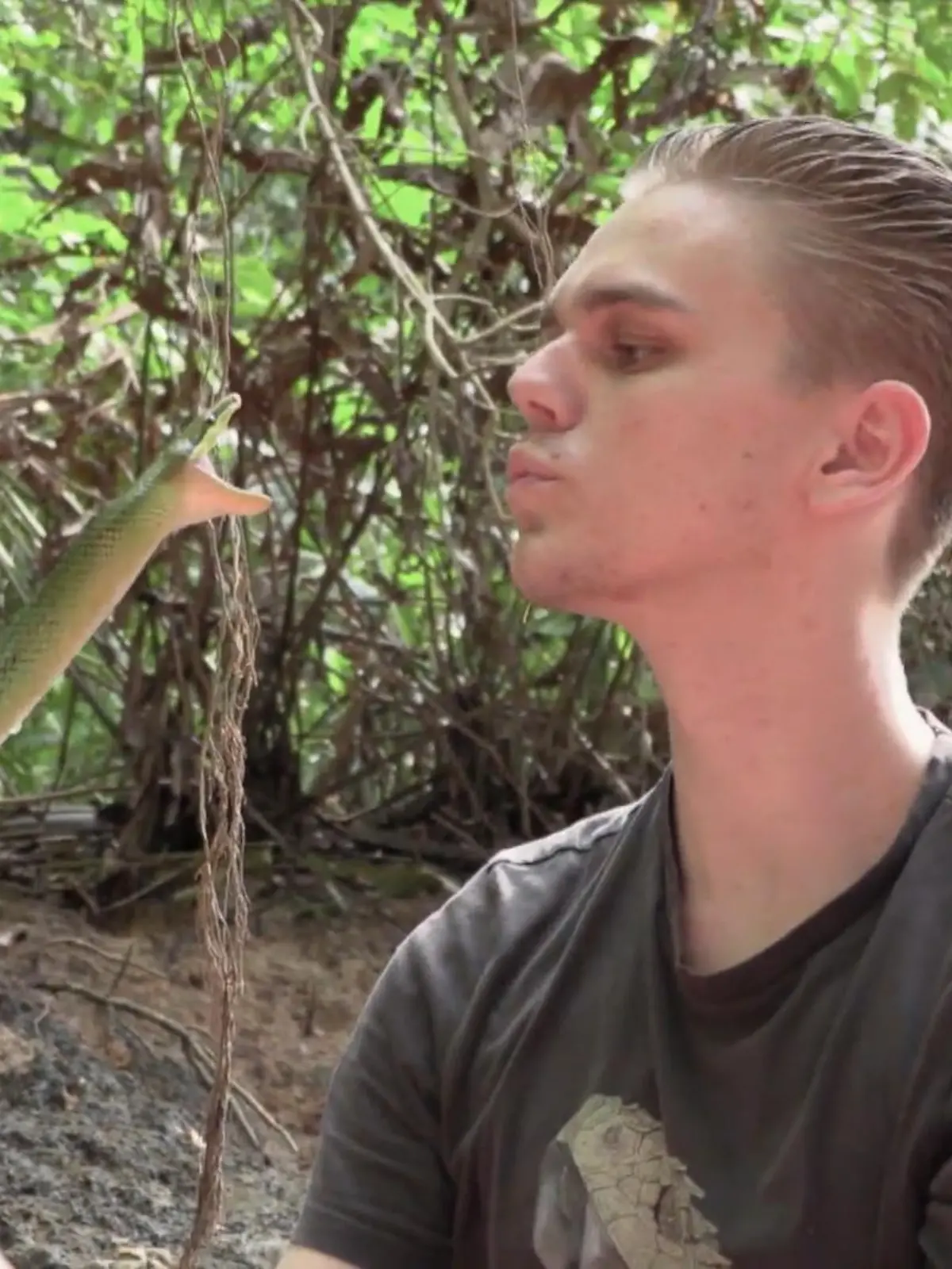 David Frohlich ist gerade mal Anfang 20, aber in Thailand ist der Deutsche schon einer der bekanntesten Schlangen-Beschwörer. Selbst Einheimische holen sich bei ihm Tipps ab, wie man mit den Reptilien am besten umgehen soll. Unser Reporter Philipp Cerfontaine hat ihn in Bangkok besucht. Wie sich bei David die Leidenschaft für Schlangen entwickelte, wie er mit seinem Hobby sogar Geld verdient und warum ihm Frauen die Bude einrennen, sehen Sie im Video!