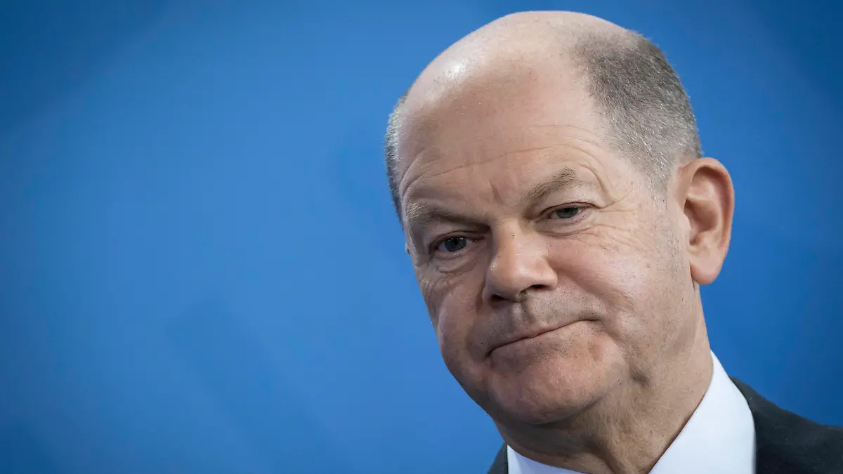 Übergabe Gutachten 2023 der Expertenkommission Forschung und Innovation EFI an den Bundeskanzler Olaf Scholz, BundeskanzlerÜbergabe Gutachten 2023 der Expertenkommission Forschung und Innovation EFI an den Bundeskanzler Olaf Scholz, Bundeskanzler, Berlin Berlin Deutschland Bundeskanzleramt *** Handover of Report 2023 of the Expert Commission on Research and Innovation EFI to the Federal Chancellor Olaf Scholz, Federal Chancellor Handover of Report 2023 of the Expert Commission on Research and Innovation EFI to the Federal Chancellor Olaf Scholz, Federal Chancellor, Berlin Berlin Germany Federal Chancellery