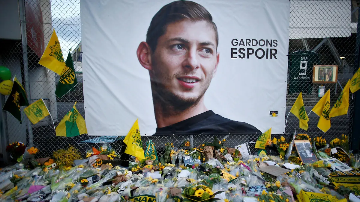 FILE PHOTO: Soccer Football - Ligue 1 - FC Nantes v AS Saint-Etienne - The Stade de la Beaujoire - Louis Fonteneau, Nantes, France - January 30, 2019 General view of tributes left outside the stadium for Emiliano Sala REUTERS/Stephane Mahe/File Photo