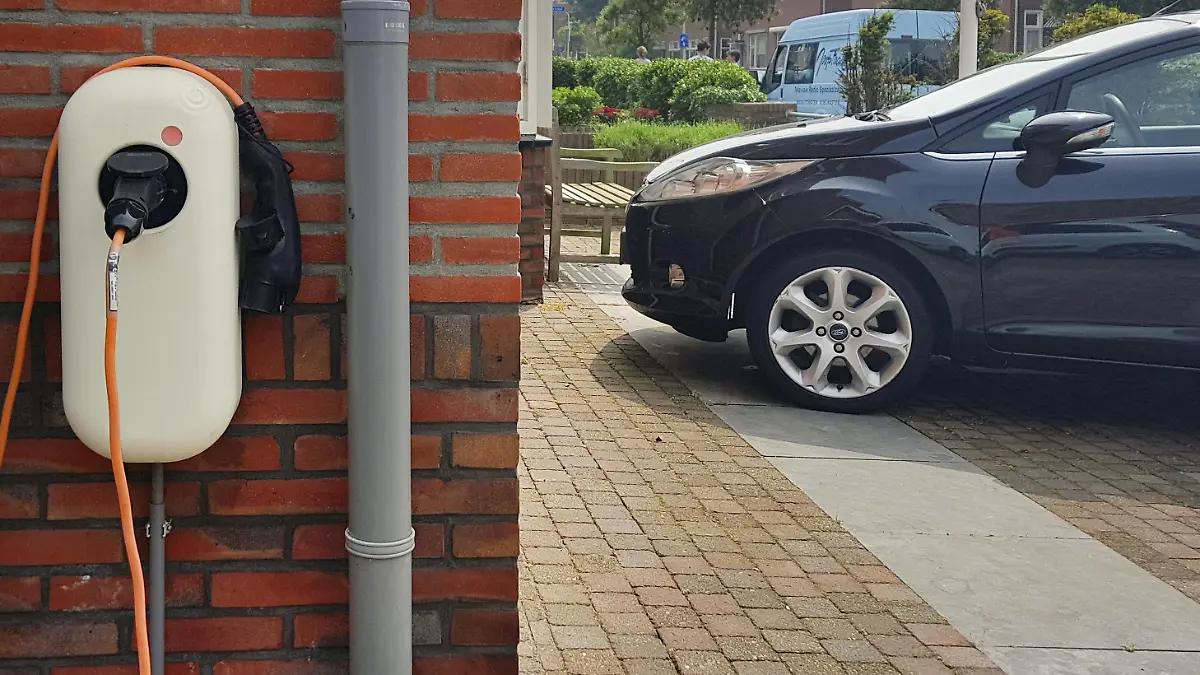 Ladestation fuer ein Elektroauto an einem Haus, Niederlande | charging point for electric cars at a house, Netherlands