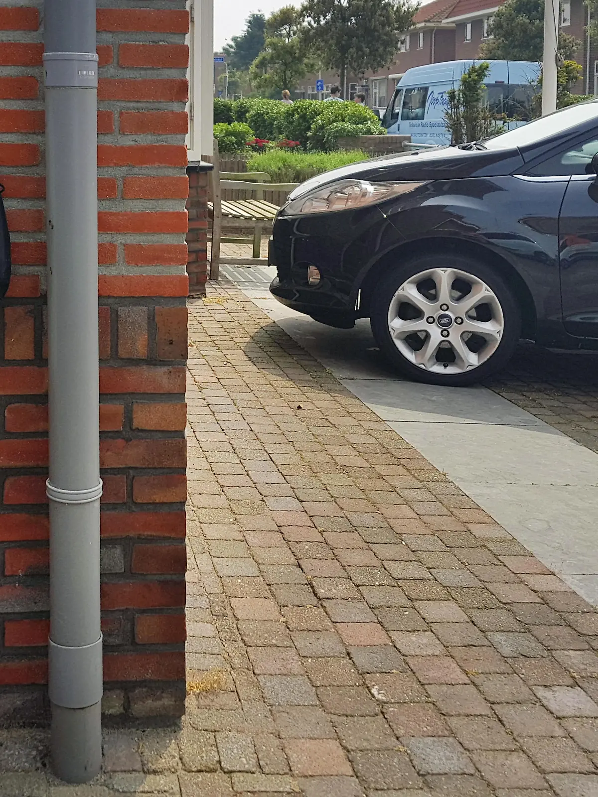 Ladestation fuer ein Elektroauto an einem Haus, Niederlande | charging point for electric cars at a house, Netherlands