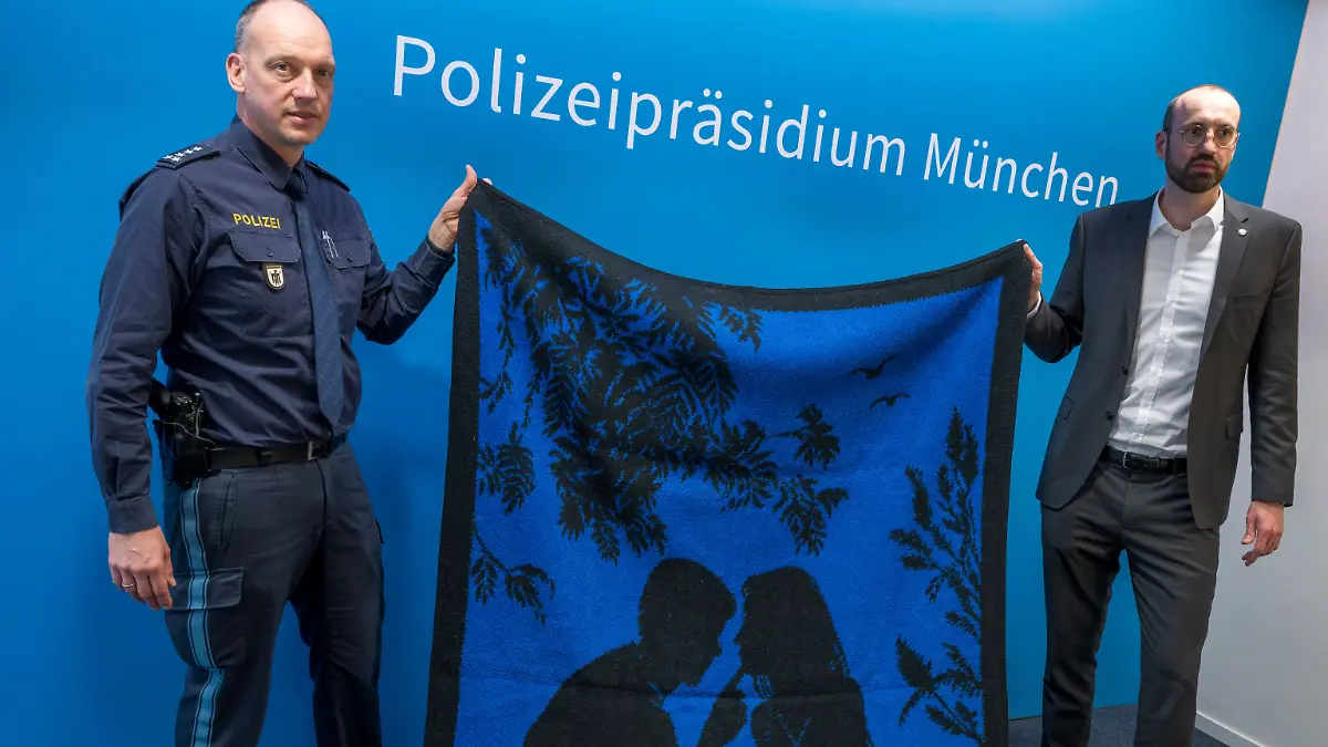Während einer Pressekonferenz im Polizeipräsidiums München wird zum Stand im Fall der getöteten Sonja Engelbrecht eine blaue Decke mit einem Motiv präsentiert.