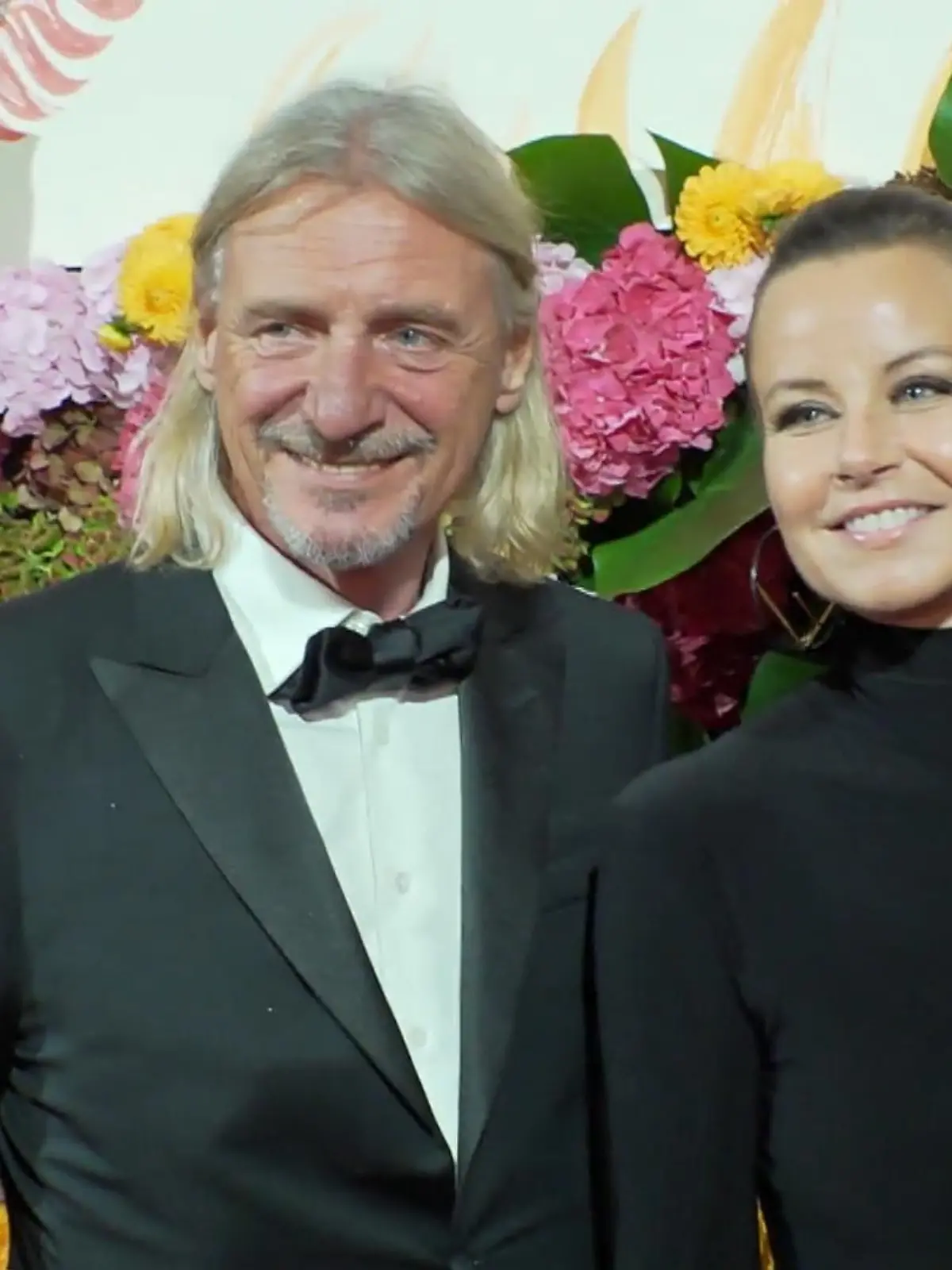 Frank Otto sorgt in diesen Monaten ja immer wieder für Schlagzeilen. In Frankfurt war er Stargast beim Palmengartenball, aber er spricht dabei nicht über seine Ex Nathalie und auch wenig über seine derzeitige Begleiterin. Er will im Palmengarten die Arbeit seiner Meeresstiftung bekannt machen und auch seinen Kumpel, den Extremsportler André Wiersig. Dessen Ausflug nach Helgoland hatte weltweit für Schlagzeilen gesorgt.