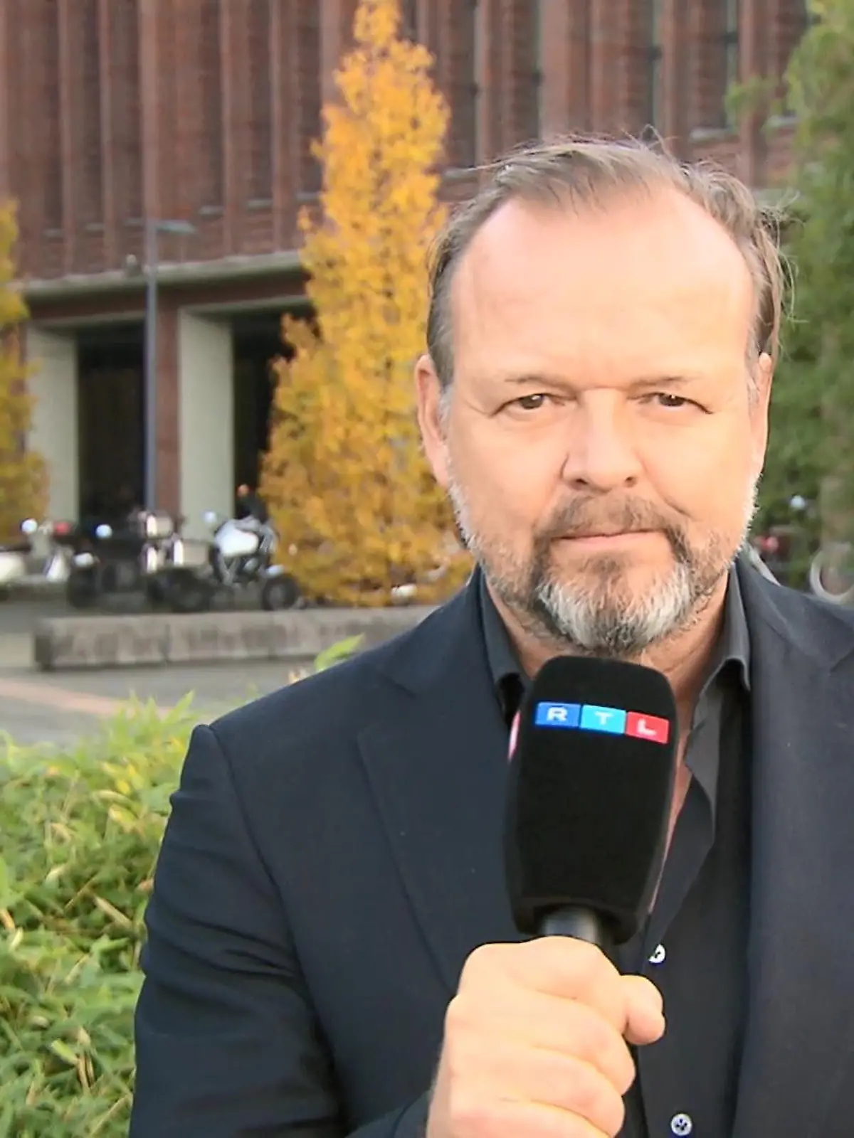Bild zu: "Jörg Zajonc zur fallenden Maske "