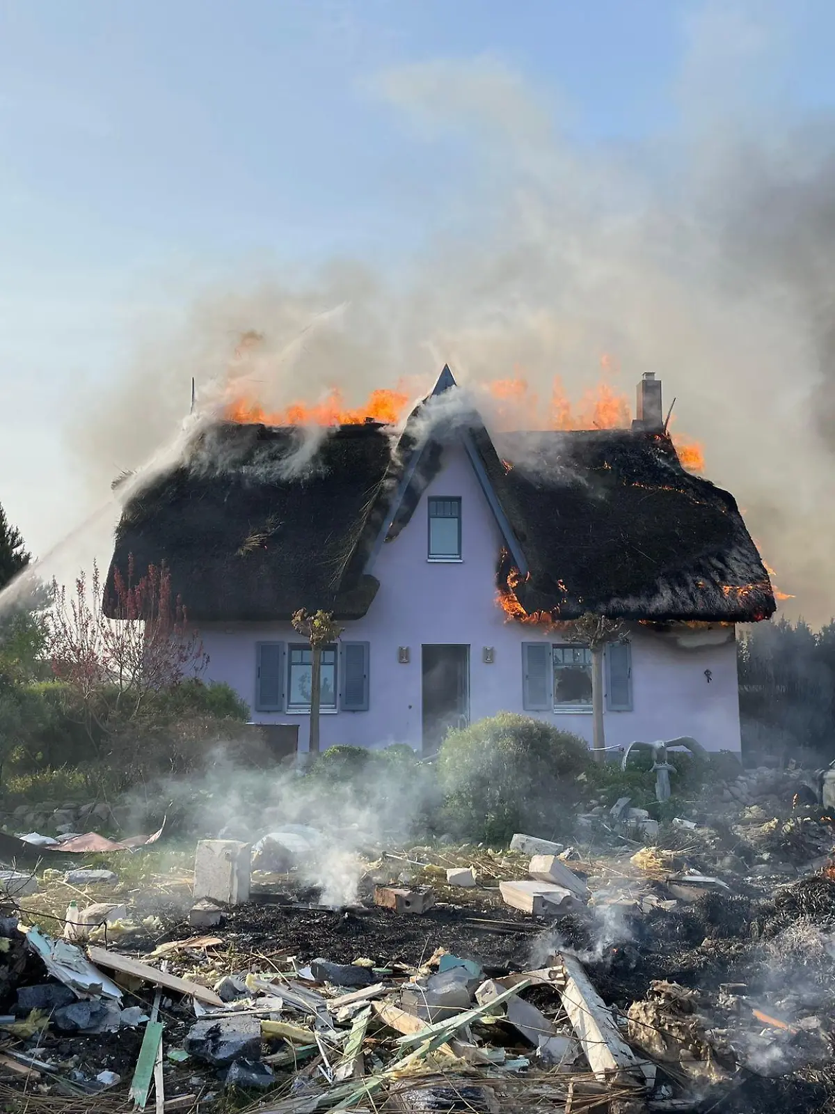 Eine Gas-Explosion entfachte ein Feuer-Inferno auf Rügen.