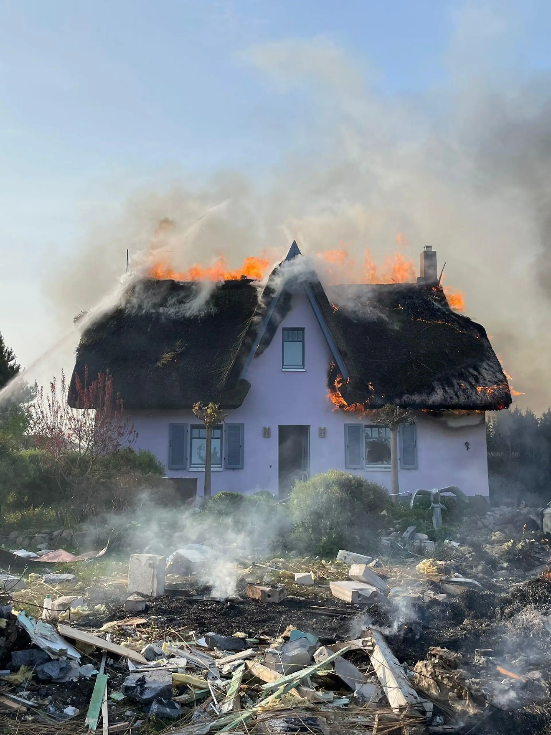 Eine Gas-Explosion entfachte ein Feuer-Inferno auf Rügen.