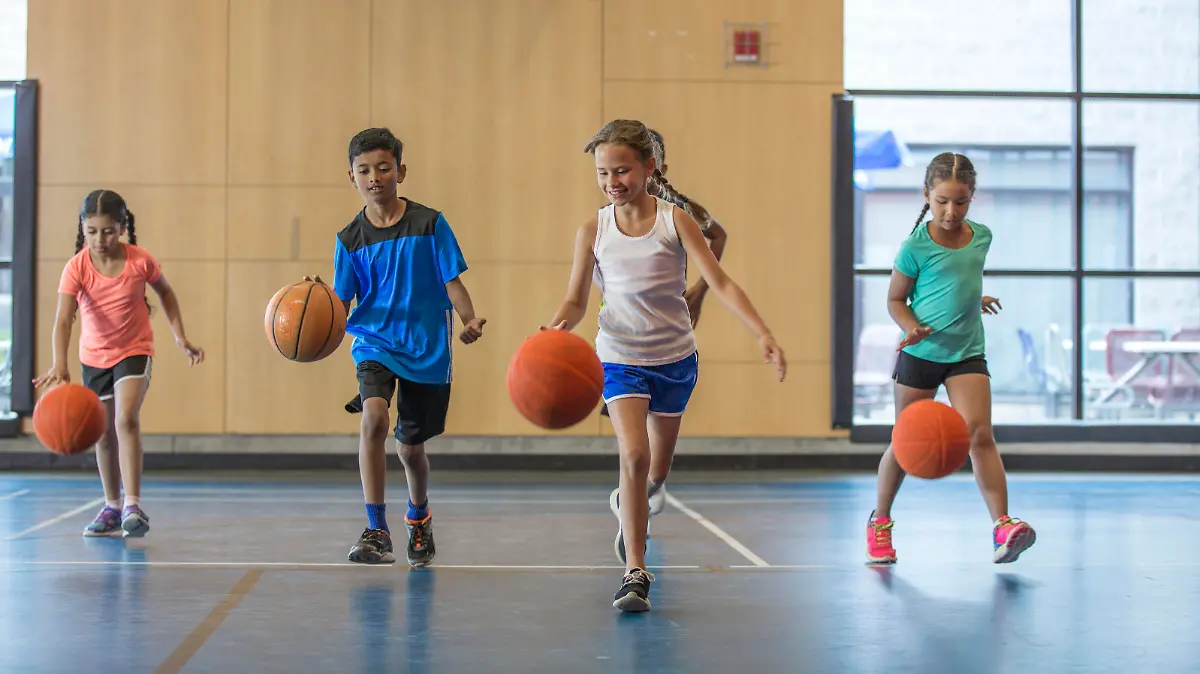 Kinder beim Schulsport.