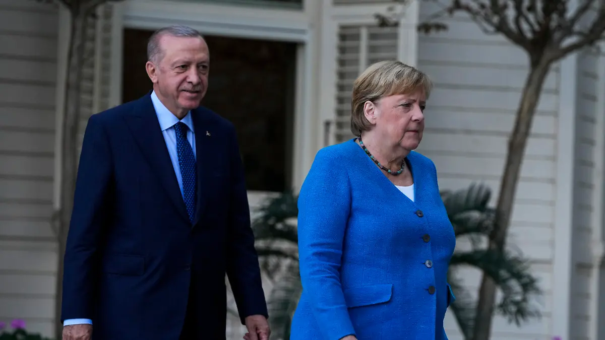 16.10.2021, Türkei, Istanbul: Recep Tayyip Erdogan, Staatspräsident der Türkei, und Bundeskanzlerin Angela Merkel (CDU) kommen zu einer gemeinsamen Pressekonferenz nach ihrem Treffen in der Huber-Villa. Die Regierungschefs sprachen über die Beziehungen Ankaras zu Deutschland und der Europäischen Union sowie über regionale Themen wie Syrien und Afghanistan. Foto: Francisco Seco/AP/dpa +++ dpa-Bildfunk +++