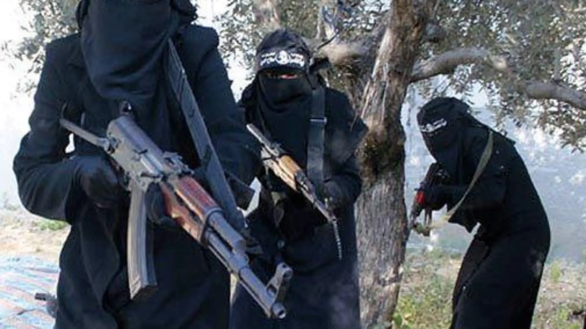 ARCHIV - Screenshot eines Propagandavideos der IS-Miliz zeigt voll verschleierte Frauen mit Gewehren, die angeblich in der syrischen Stadt Al-Rakka operieren (undatiert). Die Frauen gehören angeblich der Al-Chansaa-Brigade an. Al-Chansaa bedeutet «Gazelle«. Es ist eine IS-Kampfeinheit, die nur aus Dschihadistinnen besteht. Foto: Syriadeeply.org/S/dpa (zu dpa "Schulmädchen reißen nach Syrien aus: Junge Frauen und der Dschihad" vom 29.03.2015 - ACHTUNG REDAKTIONEN: dpa nutzt das Bild von einer alternativen Quelle und kann keine Gewähr für den Wahrheitsgehalt und den genauen Ort geben - Nur zur redaktionellen Verwendung - Bestmögliche Qualität) +++(c) dpa - Bildfunk+++