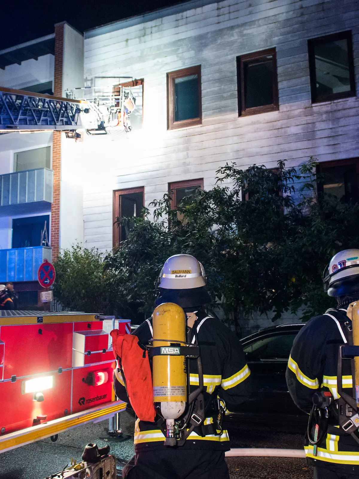 27.10.2021, Hamburg: Einsatzkräfte der Feuerwehr stehen im Stadtteil Billstedt vor einer Jugendwohneinrichtung. Bei einem Brand in dem Gebäude sind in der Nacht mehrere Bewohner verletzt worden. Foto: Daniel Bockwoldt/dpa +++ dpa-Bildfunk +++
