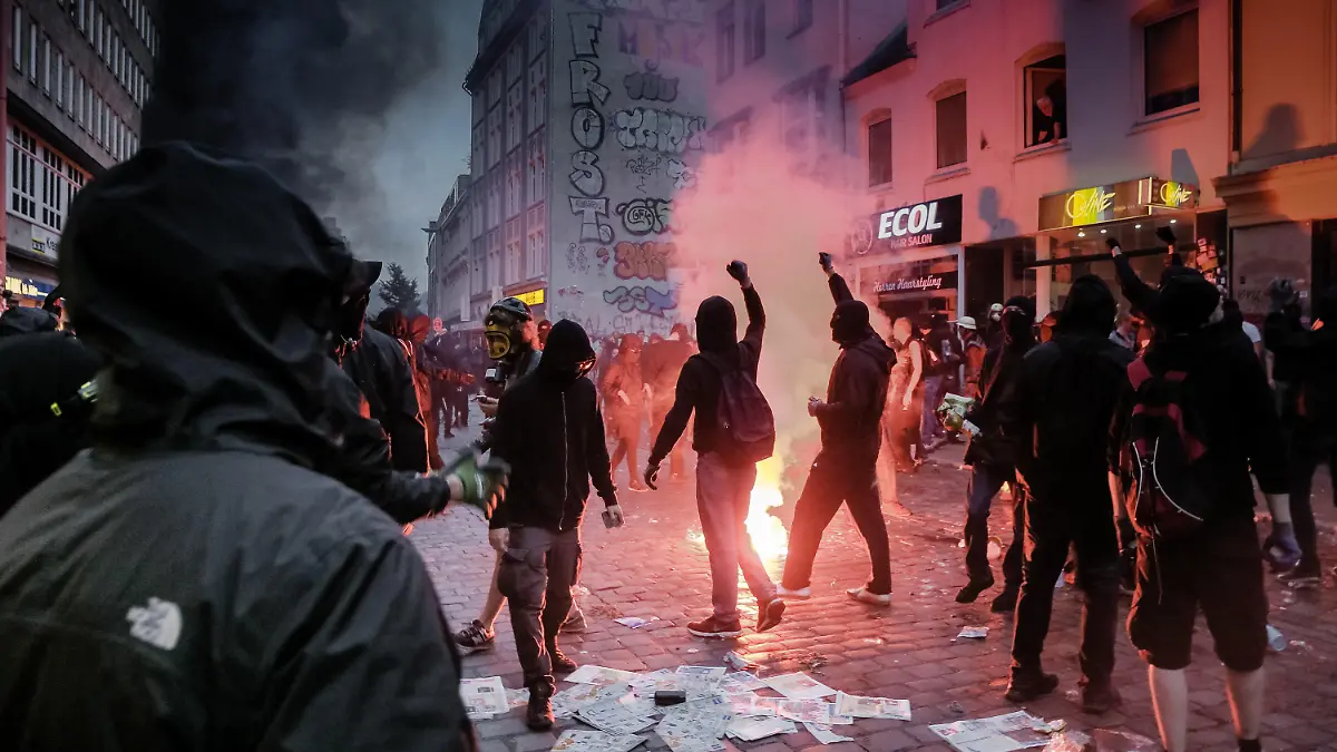 ARCHIV - 07.07.2017, Hamburg: Autonome randalieren während des G20-Gipfels im Hamburger Schanzenviertel. Mehr als drei Jahre später dauert die juristische Aufarbeitung an. Gegen 169 Angeklagte sind nach Angaben des Hamburger Senats die Verfahren noch nicht abgeschlossen. (zu dpa: «SPD und Grüne unterstützen Justiz bei Aufarbeitung der G20-Krawalle»). Foto: Markus Scholz/dpa +++ dpa-Bildfunk +++