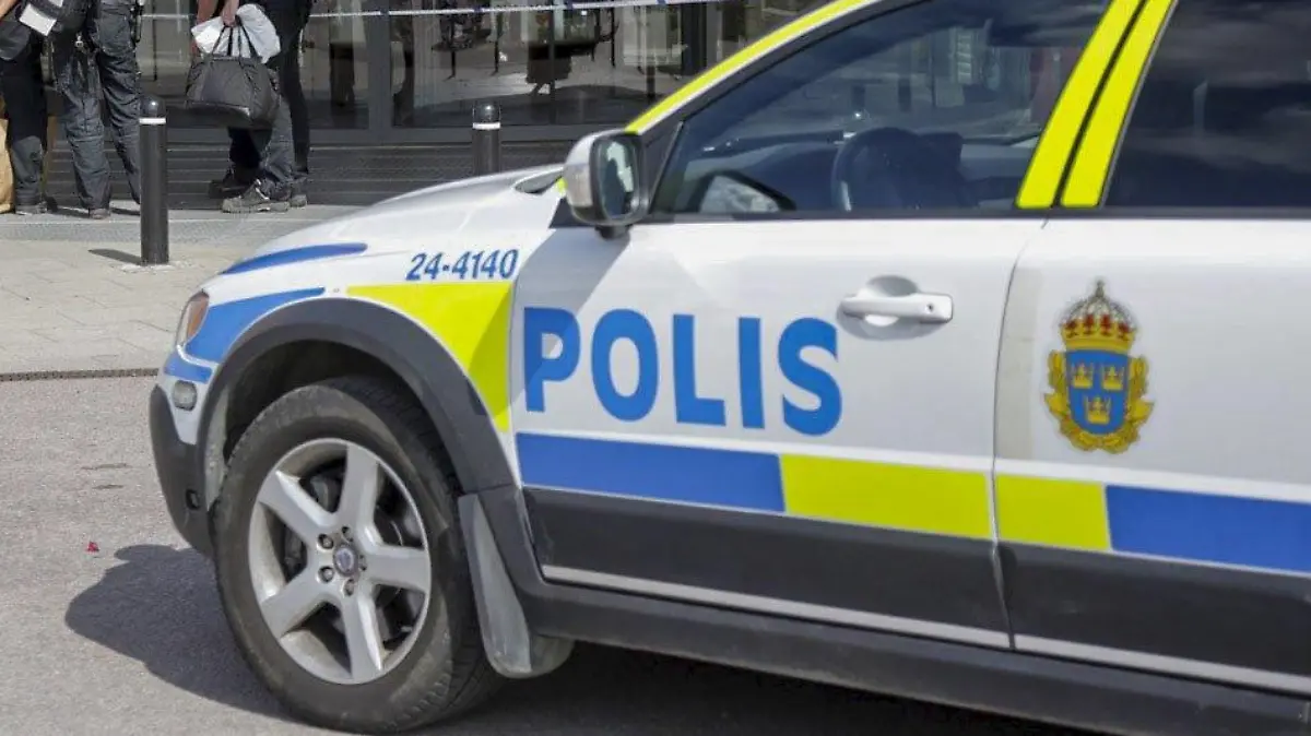 Police officers are seen in front of an Ikea store in Vasteras, central Sweden, August 10, 2015. Two people were killed and one seriously injured in a knife attack at an IKEA store in the city of Vesteras, about an hour west of the Swedish capital Stockholm, police said on Monday. REUTERS/Peter Kruger/TT News Agency ATTENTION EDITORS - THIS IMAGE HAS BEEN SUPPLIED BY A THIRD PARTY. IT IS DISTRIBUTED, EXACTLY AS RECEIVED BY REUTERS, AS A SERVICE TO CLIENTS. SWEDEN OUT. NO COMMERCIAL OR EDITORIAL SALES IN SWEDEN. NO COMMERCIAL SALES.