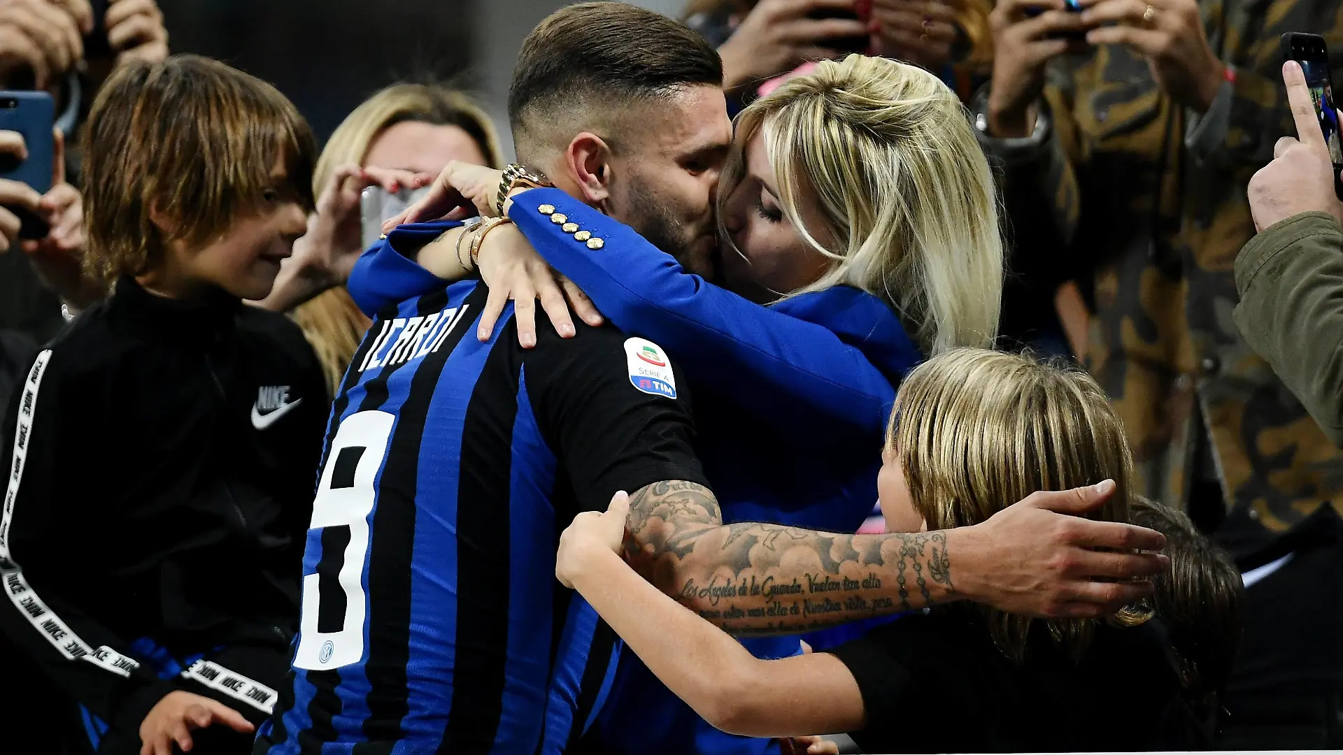 Mauro Icardi of Internazionale celebrates the victory kissing his wife Wanda Nara at the end of the Serie A 2018/2019 football match between Fc Internazionale and AC Milan at Giuseppe Meazza stadium Allianz Stadium, Milano, October, 21, 2018 Foto Andrea Staccioli / Insidefoto PUBLICATIONxNOTxINxITA andreaxstaccioli