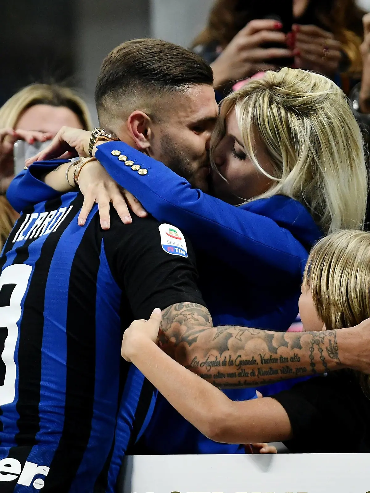 Mauro Icardi of Internazionale celebrates the victory kissing his wife Wanda Nara at the end of the Serie A 2018/2019 football match between Fc Internazionale and AC Milan at Giuseppe Meazza stadium Allianz Stadium, Milano, October, 21, 2018 Foto Andrea Staccioli / Insidefoto PUBLICATIONxNOTxINxITA andreaxstaccioli  