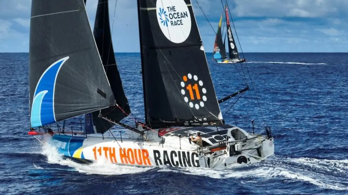 HANDOUT - 01.05.2023, ---: Charly Enrights US-Team 11th Hour Racing hat in Folge einer Kollision zwei Verletzte zu pflegen. Der Zusammenstoß mit einem unbekannten Meerestier hatte sich am Abend des 25. Mai ereignet. Der Franzose Charlie Dalin zog sich eine leichte Gehirnerschütterung zu, Anbord-Reporter Amory Ross verletzte sich an der Schulter. (zu dpa: «Fabelrekord und Verletzte auf Etappe fünf im Ocean Race») Foto: Amory Ross/The Ocean Race/dpa +++ dpa-Bildfunk +++