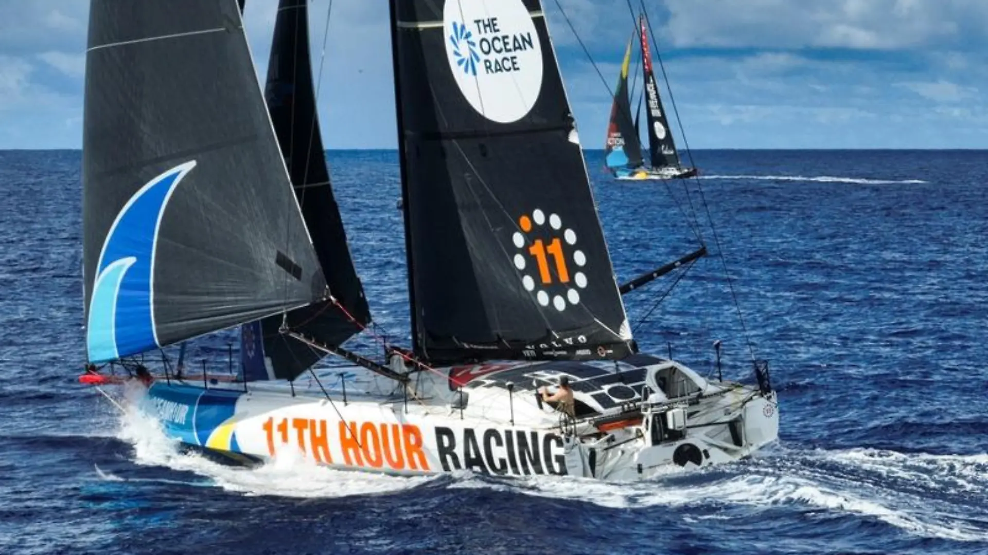 HANDOUT - 01.05.2023, ---: Charly Enrights US-Team 11th Hour Racing hat in Folge einer Kollision zwei Verletzte zu pflegen. Der Zusammenstoß mit einem unbekannten Meerestier hatte sich am Abend des 25. Mai ereignet. Der Franzose Charlie Dalin zog sich eine leichte Gehirnerschütterung zu, Anbord-Reporter Amory Ross verletzte sich an der Schulter. (zu dpa: «Fabelrekord und Verletzte auf Etappe fünf im Ocean Race») Foto: Amory Ross/The Ocean Race/dpa +++ dpa-Bildfunk +++