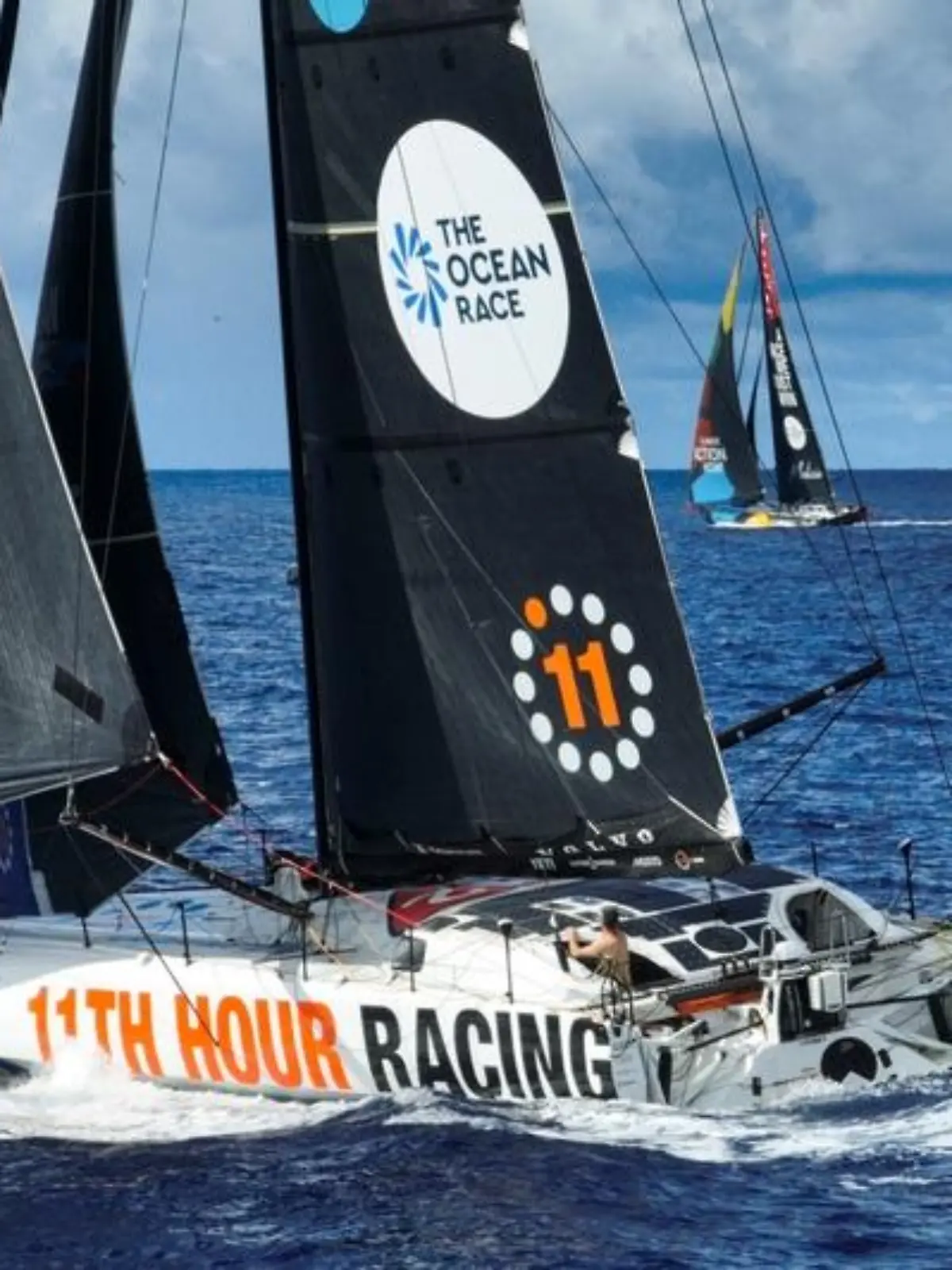 HANDOUT - 01.05.2023, ---: Charly Enrights US-Team 11th Hour Racing hat in Folge einer Kollision zwei Verletzte zu pflegen. Der Zusammenstoß mit einem unbekannten Meerestier hatte sich am Abend des 25. Mai ereignet. Der Franzose Charlie Dalin zog sich eine leichte Gehirnerschütterung zu, Anbord-Reporter Amory Ross verletzte sich an der Schulter. (zu dpa: «Fabelrekord und Verletzte auf Etappe fünf im Ocean Race») Foto: Amory Ross/The Ocean Race/dpa +++ dpa-Bildfunk +++