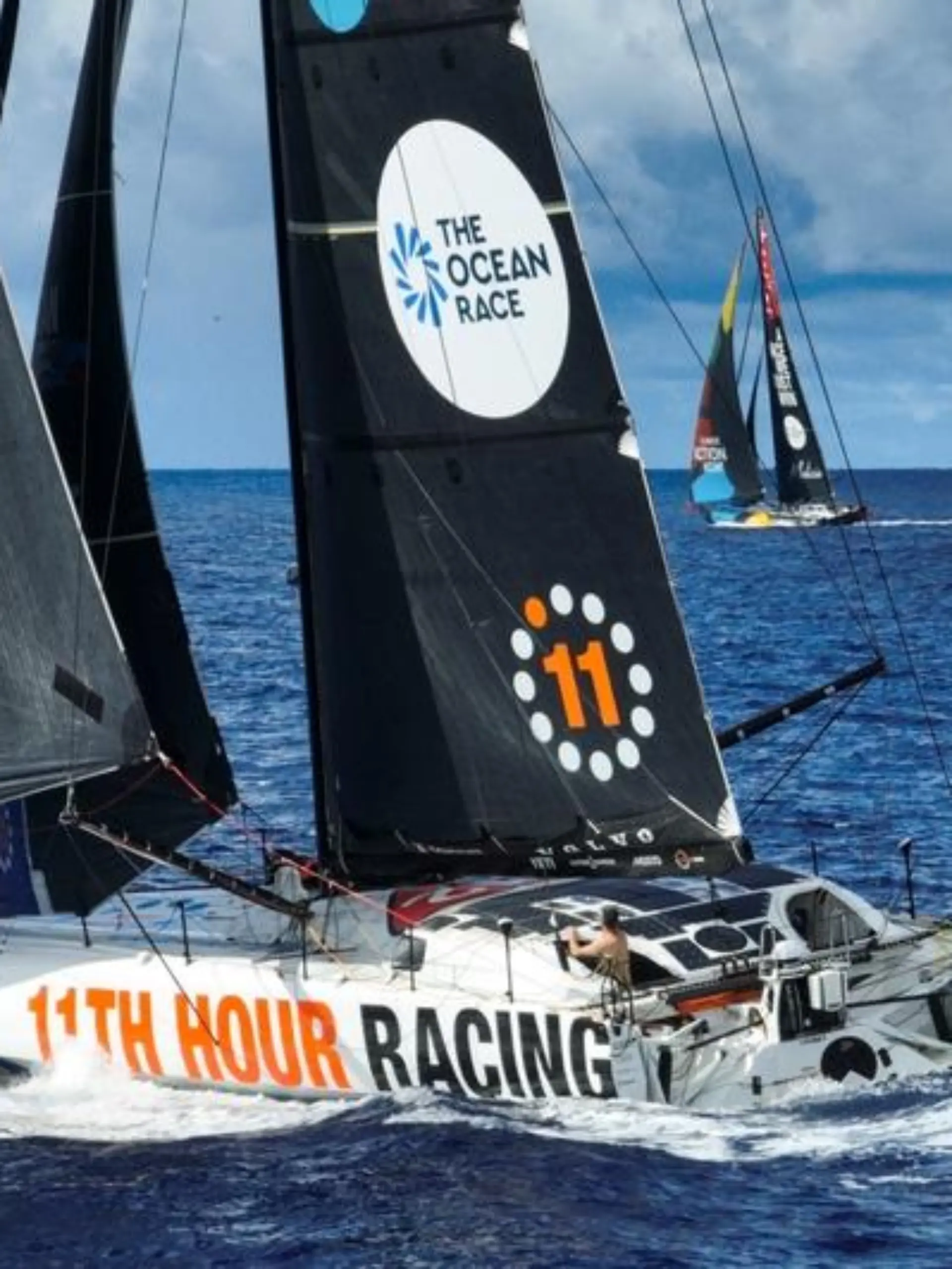 HANDOUT - 01.05.2023, ---: Charly Enrights US-Team 11th Hour Racing hat in Folge einer Kollision zwei Verletzte zu pflegen. Der Zusammenstoß mit einem unbekannten Meerestier hatte sich am Abend des 25. Mai ereignet. Der Franzose Charlie Dalin zog sich eine leichte Gehirnerschütterung zu, Anbord-Reporter Amory Ross verletzte sich an der Schulter. (zu dpa: «Fabelrekord und Verletzte auf Etappe fünf im Ocean Race») Foto: Amory Ross/The Ocean Race/dpa +++ dpa-Bildfunk +++