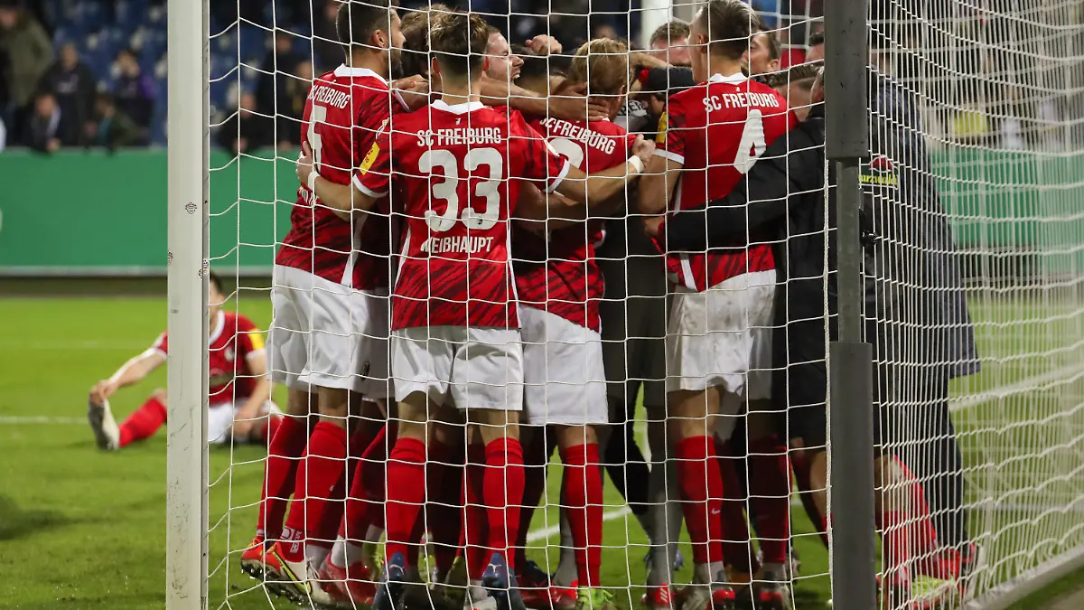 26.10.2021, Niedersachsen, Osnabrück: Fußball: DFB-Pokal, Saison 2021/22, VfL Osnabrück - SC Freiburg, 2. Runde im Stadion an der Bremer Brücke. Freiburgs Spieler feiern den Sieg bei Spielende. Foto: Friso Gentsch/dpa - WICHTIGER HINWEIS: Gemäß den Vorgaben der DFL Deutsche Fußball Liga bzw. des DFB Deutscher Fußball-Bund ist es untersagt, in dem Stadion und/oder vom Spiel angefertigte Fotoaufnahmen in Form von Sequenzbildern und/oder videoähnlichen Fotostrecken zu verwerten bzw. verwerten zu lassen. +++ dpa-Bildfunk +++
