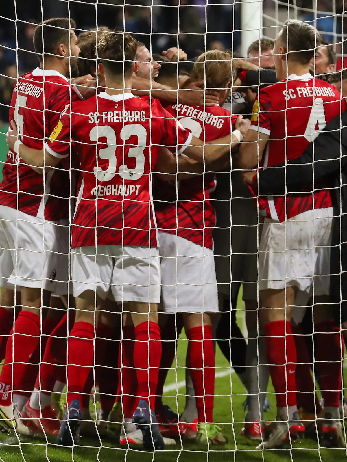 26.10.2021, Niedersachsen, Osnabrück: Fußball: DFB-Pokal, Saison 2021/22, VfL Osnabrück - SC Freiburg, 2. Runde im Stadion an der Bremer Brücke. Freiburgs Spieler feiern den Sieg bei Spielende. Foto: Friso Gentsch/dpa - WICHTIGER HINWEIS: Gemäß den Vorgaben der DFL Deutsche Fußball Liga bzw. des DFB Deutscher Fußball-Bund ist es untersagt, in dem Stadion und/oder vom Spiel angefertigte Fotoaufnahmen in Form von Sequenzbildern und/oder videoähnlichen Fotostrecken zu verwerten bzw. verwerten zu lassen. +++ dpa-Bildfunk +++