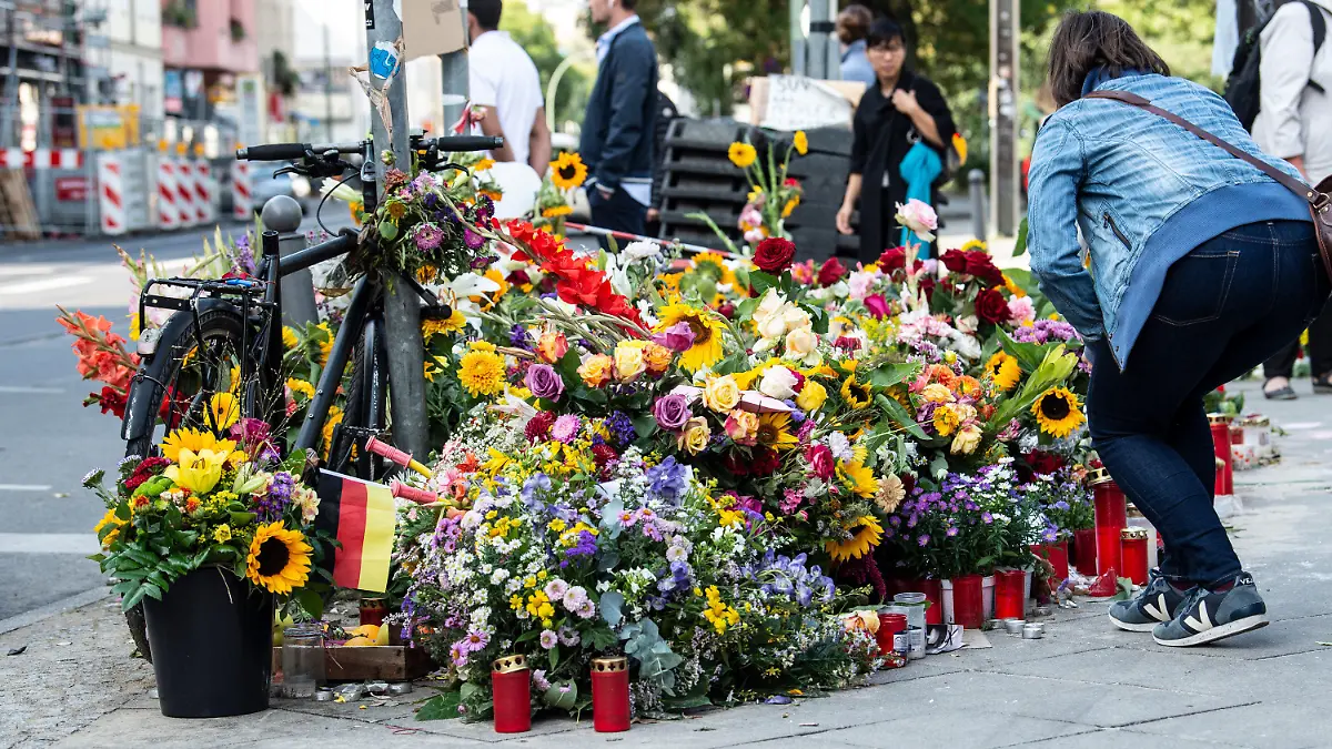 10.09.2019, Berlin: Blumen und Kerzen liegen an der Kreuzung, an der vier Menschen bei einem Verkehrsunfall gestorben sind. Ein Auto war an der Ecke Invalidenstraße und Ackerstraße auf einen Gehweg gefahren, auf dem Passanten unterwegs waren. Foto: Paul Zinken/dpa +++ dpa-Bildfunk +++