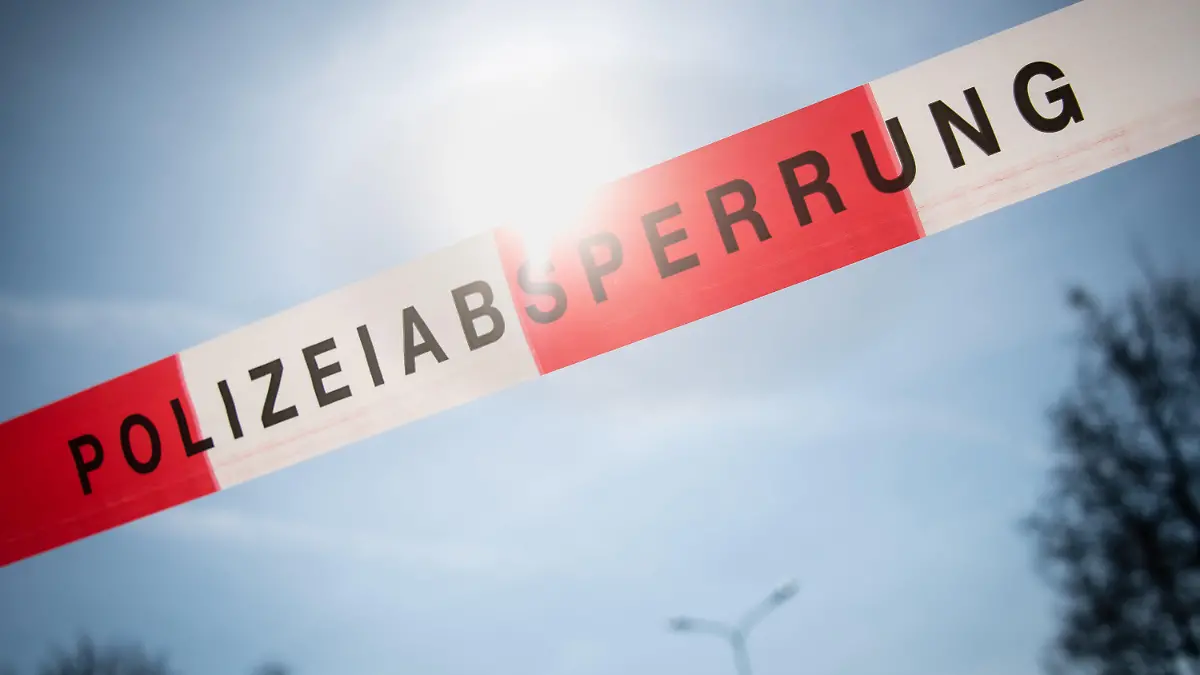 Eine Flatterband mit der Aufschrift Polizeiabsperrung weht am 25.03.2017 in München (Bayern) während der Entschärfung einer Fliegerbombe an einer Straßensperre im Wind. Die 250 Kilogramm schwere Fliegerbombe aus dem Zweiten Weltkrieg ist von Sprengstoffexperten erfolgreich entschärft worden. Rund 4500 Münchner mussten wegen der Entschärfungsaktion ihre Wohnungen verlassen. (zu dpa "Fliegerbombe in München ist entschärft" vom 25.03.2017) Foto: Matthias Balk/dpa +++(c) dpa - Bildfunk+++