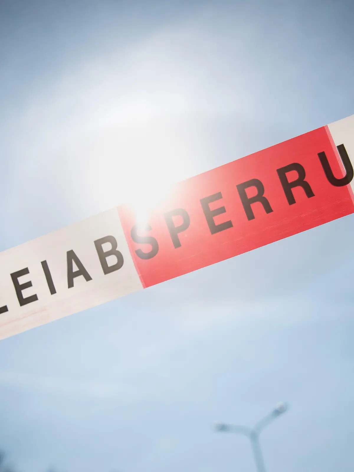 Eine Flatterband mit der Aufschrift Polizeiabsperrung weht am 25.03.2017 in München (Bayern) während der Entschärfung einer Fliegerbombe an einer Straßensperre im Wind. Die 250 Kilogramm schwere Fliegerbombe aus dem Zweiten Weltkrieg ist von Sprengstoffexperten erfolgreich entschärft worden. Rund 4500 Münchner mussten wegen der Entschärfungsaktion ihre Wohnungen verlassen. (zu dpa "Fliegerbombe in München ist entschärft" vom 25.03.2017) Foto: Matthias Balk/dpa +++(c) dpa - Bildfunk+++