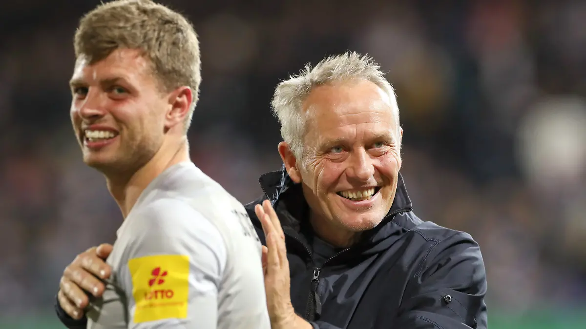 26.10.2021, Niedersachsen, Osnabrück: Fußball: DFB-Pokal, Saison 2021/22, VfL Osnabrück - SC Freiburg, 2. Runde im Stadion an der Bremer Brücke. Freiburgs Torwart Benjamin Uphoff (l-r) und Trainer Christian Streich feiern den Sieg bei Spielende. Foto: Friso Gentsch/dpa - WICHTIGER HINWEIS: Gemäß den Vorgaben der DFL Deutsche Fußball Liga bzw. des DFB Deutscher Fußball-Bund ist es untersagt, in dem Stadion und/oder vom Spiel angefertigte Fotoaufnahmen in Form von Sequenzbildern und/oder videoähnlichen Fotostrecken zu verwerten bzw. verwerten zu lassen. +++ dpa-Bildfunk +++