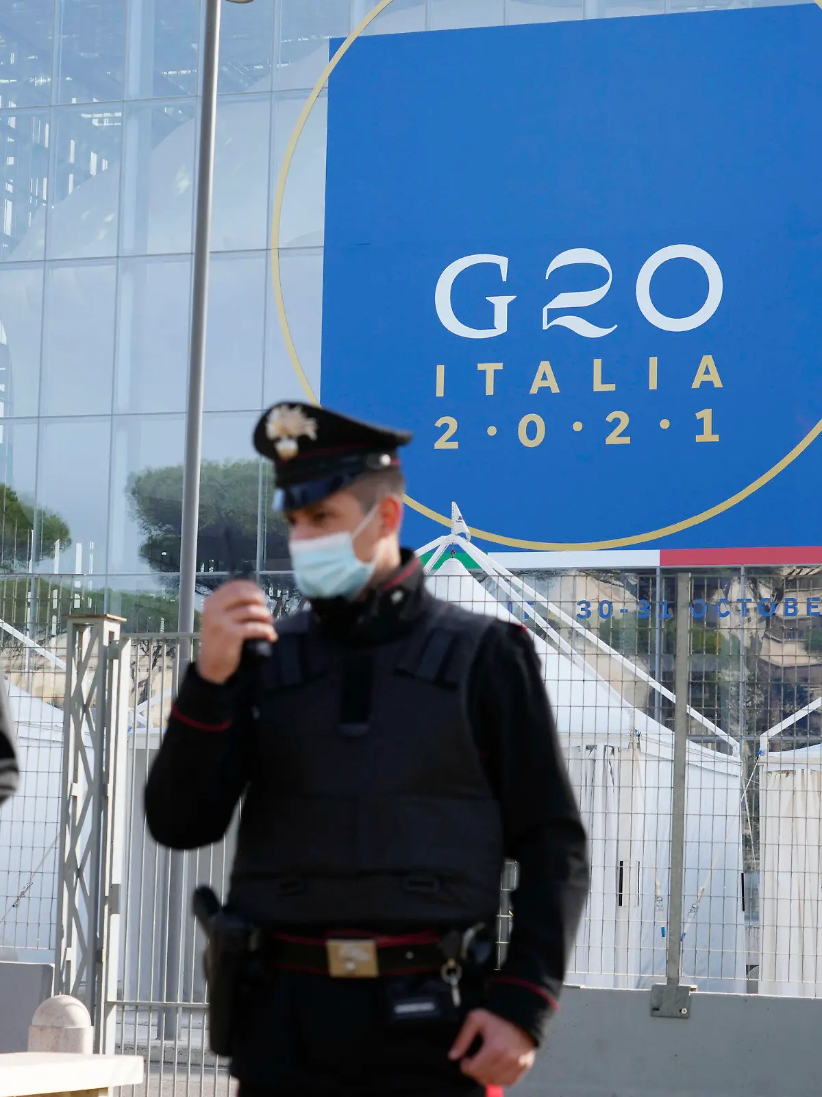 dpatopbilder - 28.10.2021, Italien, Rom: Italienische Carabinieri patrouillieren vor dem Kongresszentrum La Nuvola (die Wolke), in dem der G20-Gipfel stattfinden. Die Staats- und Regierungschefs der wichtigsten Wirtschaftsmächte aller Kontinente kommen an diesem Wochenende (30.10. - 31.10.2021) zum ersten Mal seit Beginn der Corona-Pandemie wieder physisch zusammen. Foto: Gregorio Borgia/AP/dpa +++ dpa-Bildfunk +++