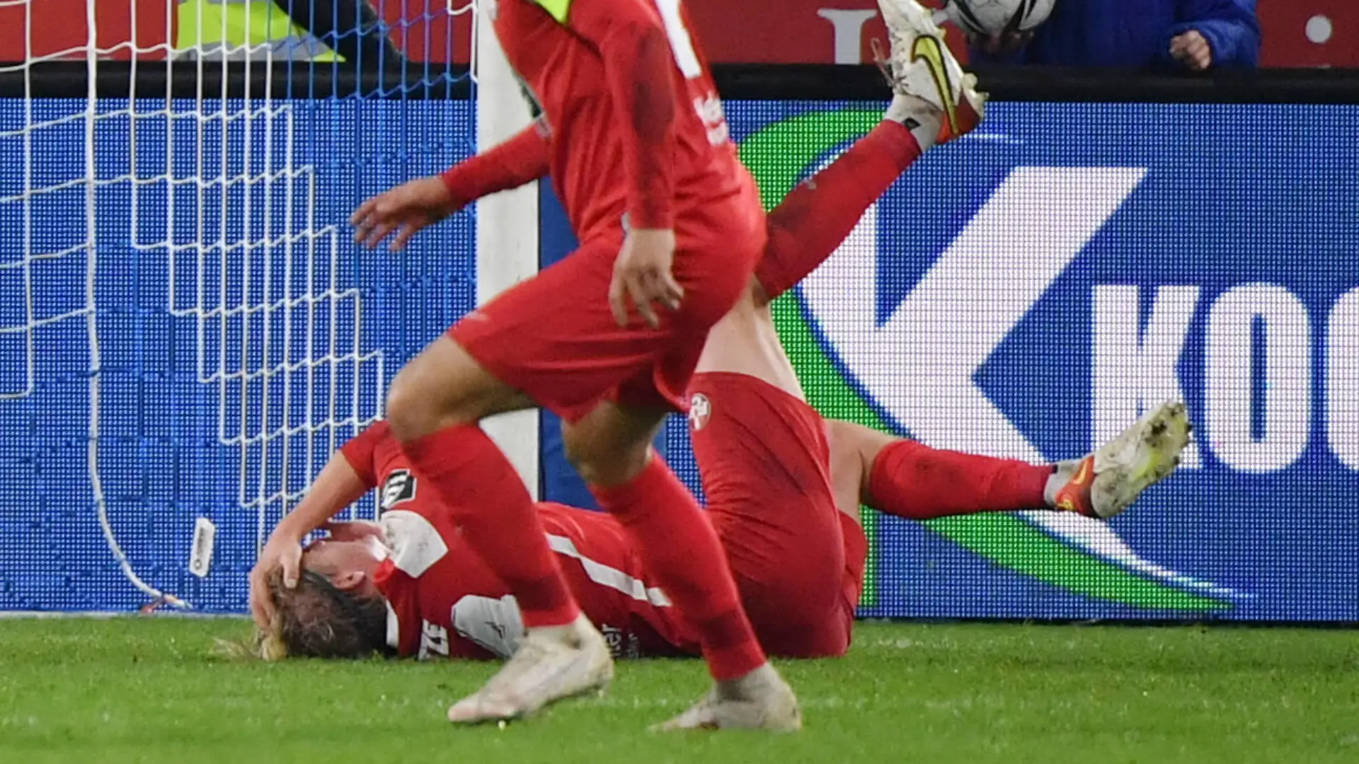 Felix Götze 1. FC Kaiserslautern geht verletzt zu Boden 25.10.2021, Fussball GER, Saison 2021 2022, 3. Liga, 13. Spieltag, MSV Duisburg - 1. FC Kaiserslautern, Foto: Maik Hölter/TEAM2sportphoto ***DFB regulations prohibit any use of photographs as image sequences and/or quasi-video.*** Duisburg Nordrhein Westfalen Deutschland *** Felix Götze 1 FC Kaiserslautern goes down injured 25 10 2021, Football GER, Season 2021 2022, 3 Liga, Matchday 13, MSV Duisburg 1 FC Kaiserslautern, Photo Maik Hölter TEAM2sportphoto DFB regulations prohibit any use of photographs as image sequences and or quasi video Duisburg Nordrhein Westfalen Germany Team2