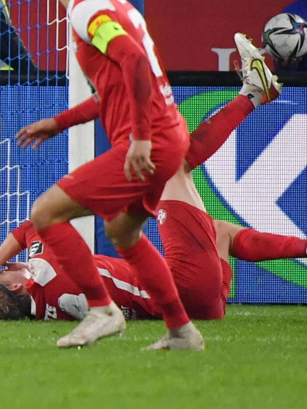  Felix Götze 1. FC Kaiserslautern geht verletzt zu Boden 25.10.2021, Fussball GER, Saison 2021 2022, 3. Liga, 13. Spieltag, MSV Duisburg - 1. FC Kaiserslautern, Foto: Maik Hölter/TEAM2sportphoto ***DFB regulations prohibit any use of photographs as image sequences and/or quasi-video.*** Duisburg Nordrhein Westfalen Deutschland *** Felix Götze 1 FC Kaiserslautern goes down injured 25 10 2021, Football GER, Season 2021 2022, 3 Liga, Matchday 13, MSV Duisburg 1 FC Kaiserslautern, Photo Maik Hölter TEAM2sportphoto DFB regulations prohibit any use of photographs as image sequences and or quasi video Duisburg Nordrhein Westfalen Germany Team2