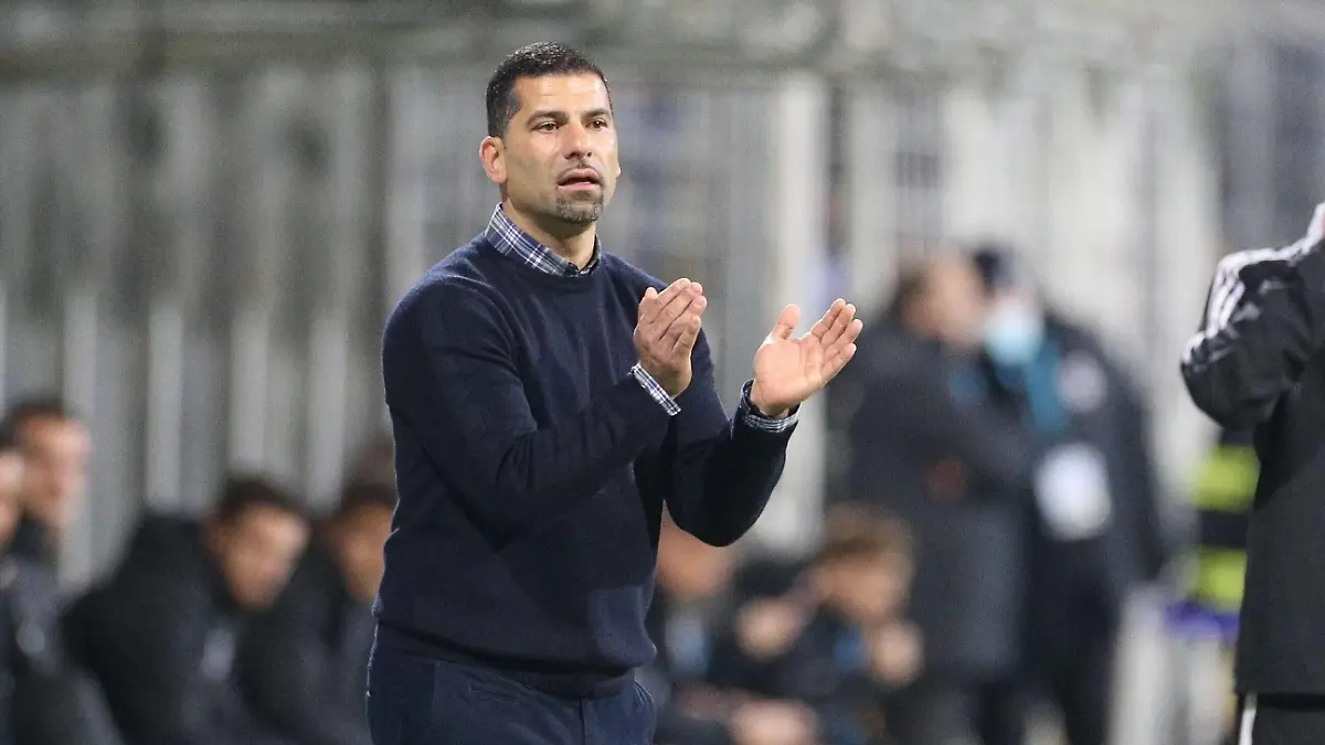 Chef-Trainer Dimitrios Grammozis FC Schalke 04, TSV 1860 Muenchen vs. FC Schalke 04, DFB-Pokal, 2. Runde, 26.10.2021 DFB regulations prohibit any use of photographs as image sequences and/or quasi-video Muenchen Bayern Deutschland *** Head coach Dimitrios Grammozis FC Schalke 04 , TSV 1860 Muenchen vs FC Schalke 04, DFB Pokal, 2 Round, 26 10 2021 DFB regulations prohibit any use of photographs as image sequences and or quasi video Muenchen Bayern Germany Copyright: xkolbert-press/ChristianxKolbertx