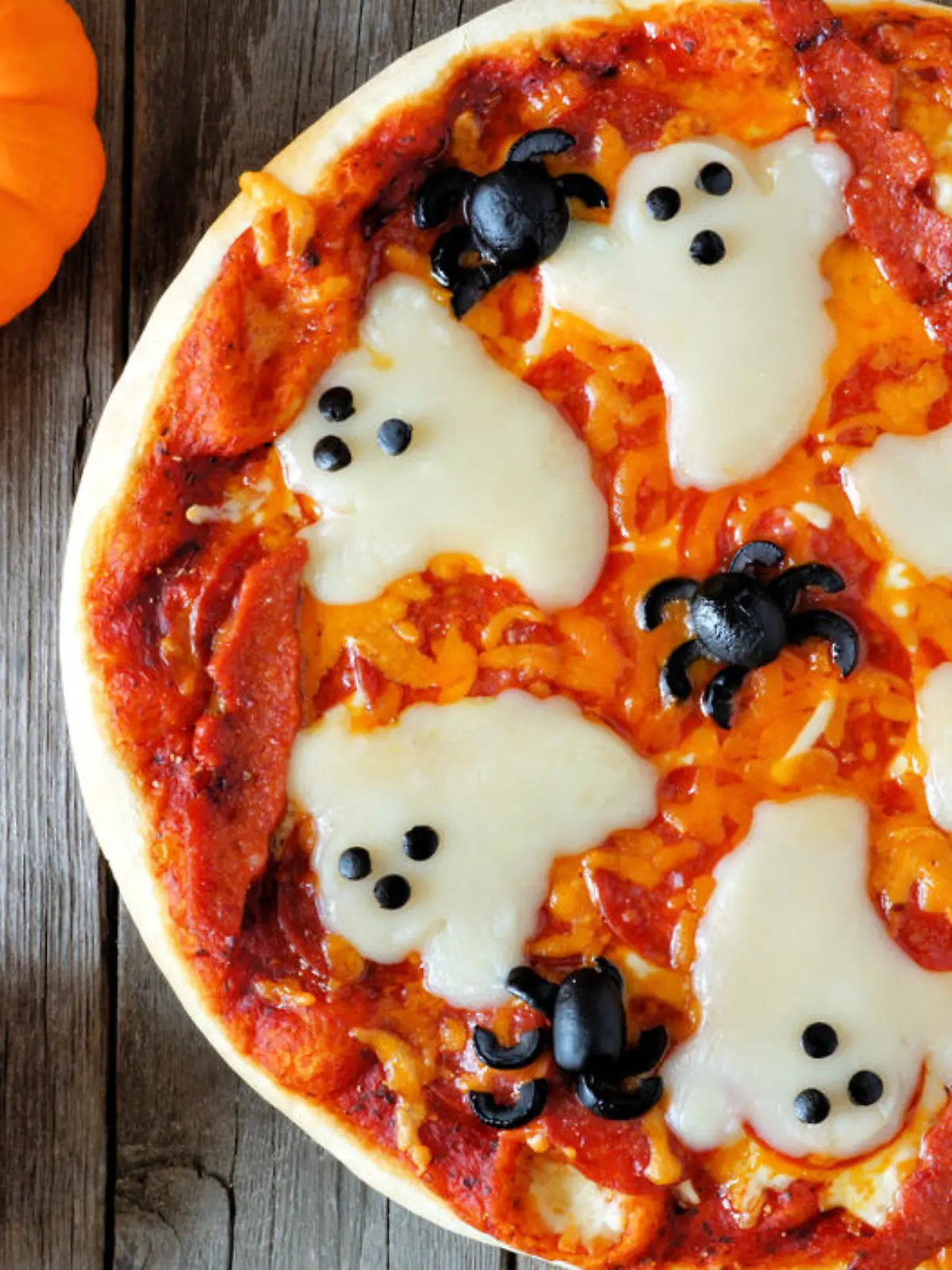 Spinnen-Pizza, Geister-Erdbeeren und Augapfel-Cranberry-Punsch: Bei Familie Bukovsky spukt es - für uns kochen sie Halloween-Snacks aus dem Netz nach: Da sehen die Sachen ja immer richtig toll und vor allem total gruselig aus! Aber kriegt das auch die Familie mit den 6-jährigen Zwillingen hin? Hier sind die Rezepte aus dem Video!
