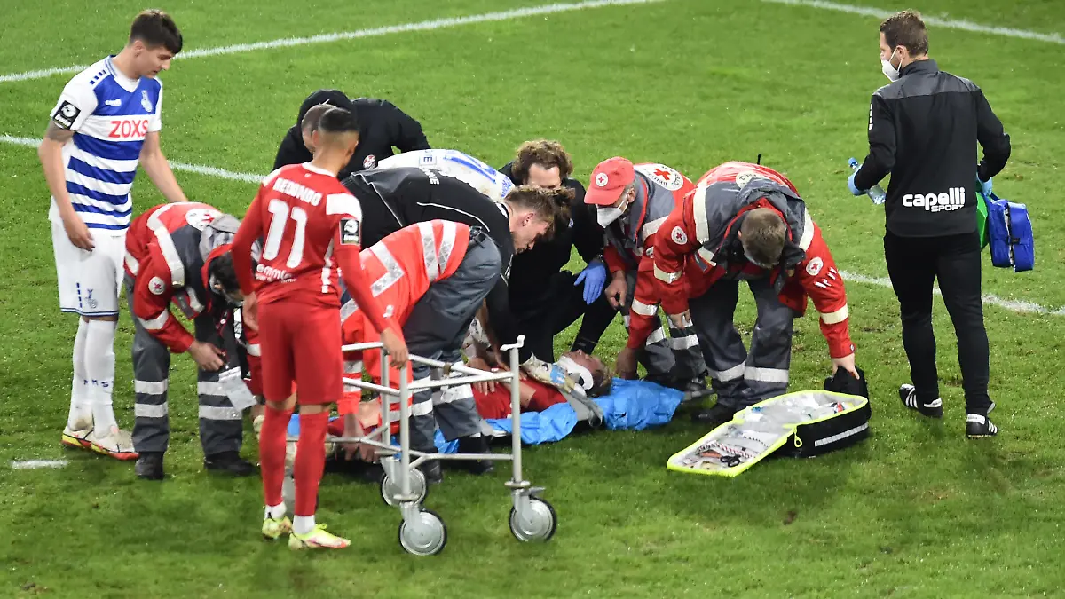  Fußball Herren 3. Liga 13. Spieltag Saison 2021/2022: MSV Duisburg - 1. FC Kaiserslautern am 25.10.2021 in der Schauinsland-Reisen-Arena in Duisburg Felix Götze  1. FC Kaiserslautern  liegt verletzt am Boden und muss von den Sanitätern abtransportiert werden DFB Regulations prohibit any use of photographs as image sequences and/or quasi video. Nordrhein-Westfalen Deutschland *** Football Men 3 Liga 13 Matchday Season 2021 2022 MSV Duisburg 1 FC Kaiserslautern on 25 10 2021 at Schauinsland Reisen Arena in Duisburg Felix Götze 1 FC Kaiserslautern is injured on the ground and has to be taken away by paramedics DFB Regulations prohibit any use of photographs as image sequences and or quasi video Nordrhein Westfalen Germany