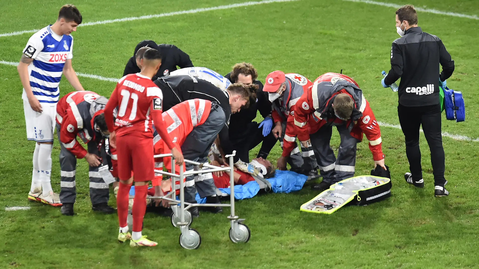 Fußball Herren 3. Liga 13. Spieltag Saison 2021/2022: MSV Duisburg - 1. FC Kaiserslautern am 25.10.2021 in der Schauinsland-Reisen-Arena in Duisburg Felix Götze 1. FC Kaiserslautern liegt verletzt am Boden und muss von den Sanitätern abtransportiert werden DFB Regulations prohibit any use of photographs as image sequences and/or quasi video. Nordrhein-Westfalen Deutschland *** Football Men 3 Liga 13 Matchday Season 2021 2022 MSV Duisburg 1 FC Kaiserslautern on 25 10 2021 at Schauinsland Reisen Arena in Duisburg Felix Götze 1 FC Kaiserslautern is injured on the ground and has to be taken away by paramedics DFB Regulations prohibit any use of photographs as image sequences and or quasi video Nordrhein Westfalen Germany