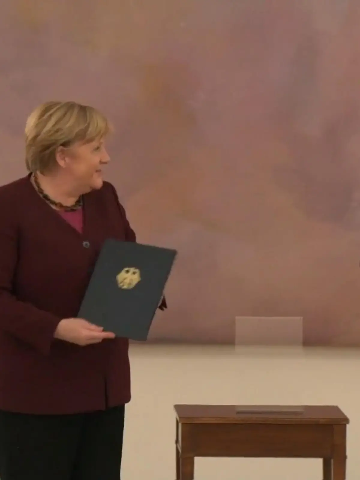 Angela Merkel konnte es offenbar kaum erwarten - bei der Verleihung ihrer Entlassungsurkunde durch Bundespräsident Frank-Walter Steinmeier sorgt ihr voreiliger Abgang für Lacher - im Video.