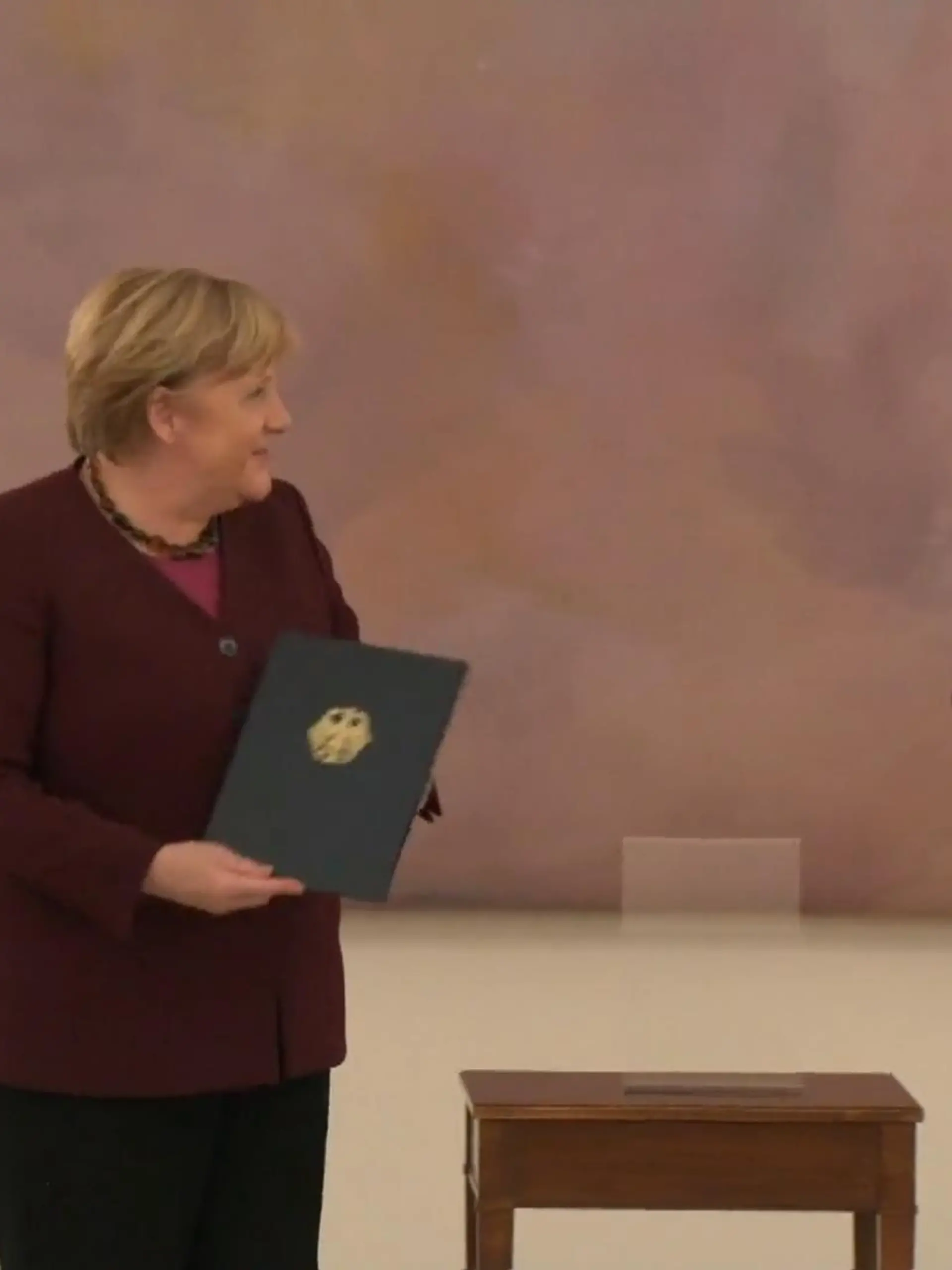 Angela Merkel konnte es offenbar kaum erwarten - bei der Verleihung ihrer Entlassungsurkunde durch Bundespräsident Frank-Walter Steinmeier sorgt ihr voreiliger Abgang für Lacher - im Video.