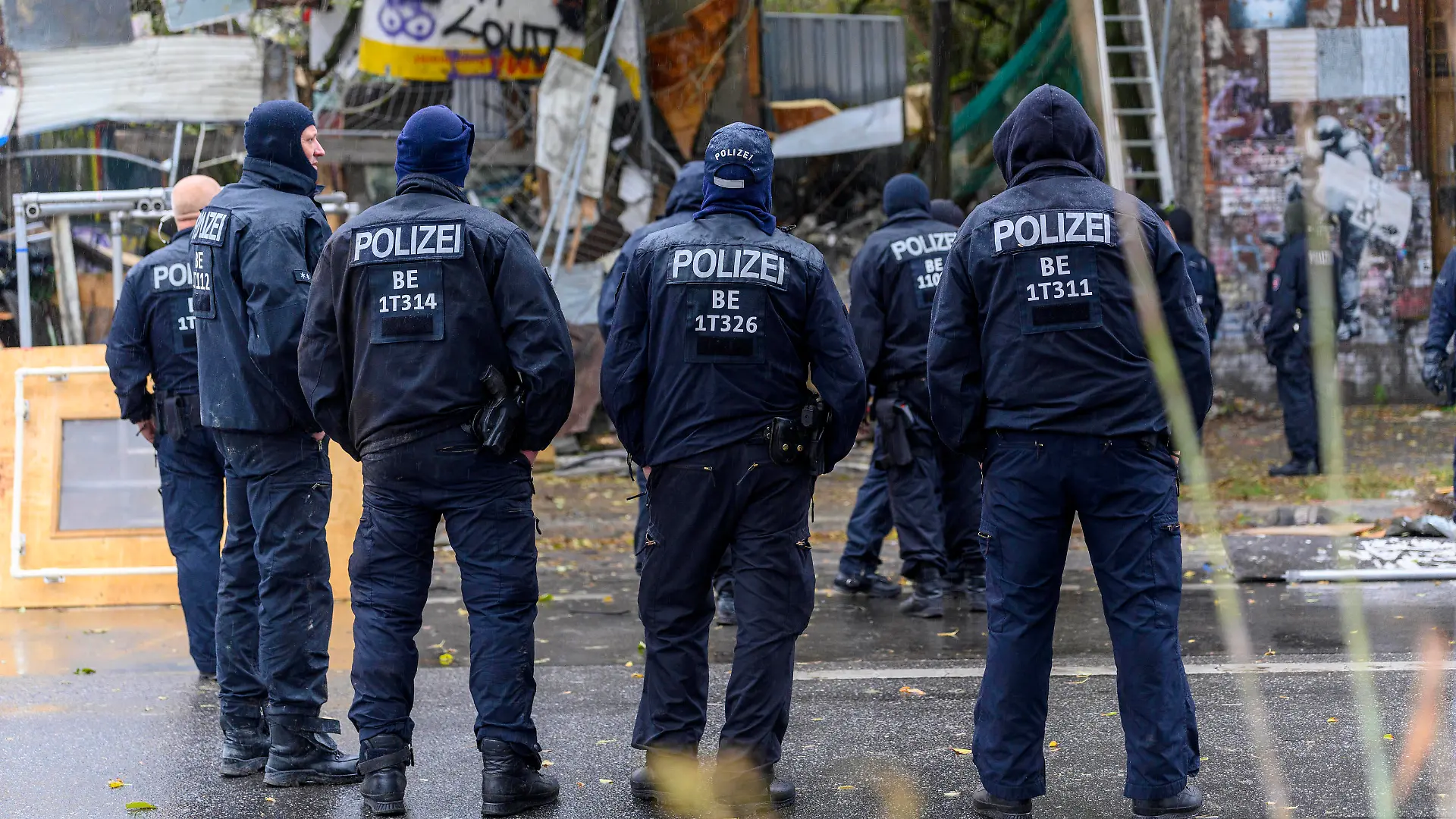  Räumung des linksautonomen Wagenplatzes Köpi . Die Bewohner hatten im Vorfeld angekündigt, sie wollen nicht kampflos aufgeben. Rund eine Stunde haben die Barrikaden des linksautonomen Wagencamps gehalten, dann durchbrach die Polizei den Zaun an mehreren Stellen. Es gab Festnahmen. Berlin, 15.10.2021 *** Eviction of the left-wing autonomous car camp Köpi The residents had announced in advance that they would not give up without a fight The barricades of the left-wing autonomous car camp held for about an hour, then the police broke through the fence in several places There were arrests Berlin, 15 10 2021 Foto:xD.xAnoraganingrumx/xFuturexImage