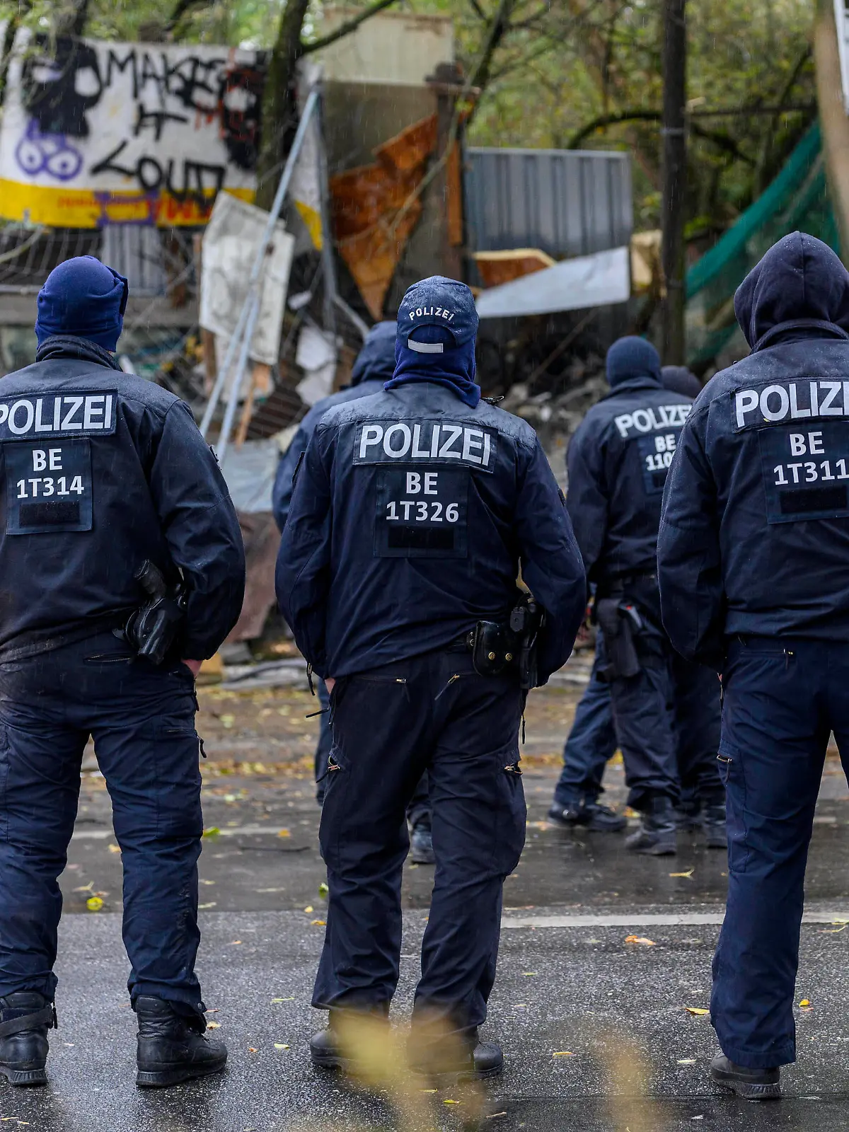  Räumung des linksautonomen Wagenplatzes Köpi . Die Bewohner hatten im Vorfeld angekündigt, sie wollen nicht kampflos aufgeben. Rund eine Stunde haben die Barrikaden des linksautonomen Wagencamps gehalten, dann durchbrach die Polizei den Zaun an mehreren Stellen. Es gab Festnahmen. Berlin, 15.10.2021 *** Eviction of the left-wing autonomous car camp Köpi The residents had announced in advance that they would not give up without a fight The barricades of the left-wing autonomous car camp held for about an hour, then the police broke through the fence in several places There were arrests Berlin, 15 10 2021 Foto:xD.xAnoraganingrumx/xFuturexImage