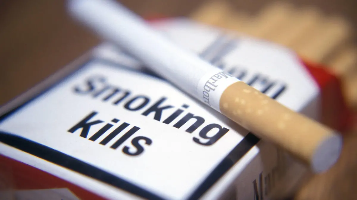 Bildnummer: 50372475 Datum: 10.01.2004 Copyright: imago/Steinach
Smoking kills - Warnhinweis auf einer Marlboro Zigarettenschachtel, Objekte; 2004, Studioaufnahme, Symbolfoto, Zigarette, Zigaretten, Zigarettenindustrie, Marlboro, Krebs, Gesundheitsrisiko, Zigarettenpackung, Zigarettenmarke, Warnhinweise, Warnung, Warnungen, Gefahr, Gefahren, Gefahrenhinweis, Gefahrenhinweise, Gesundheitsrisiko, Gesundheitsrisiken, gesundheitsschädlich, Tod,; , quer, Kbdia, Gruppenbild, Deutschland, , Gesundheit; Aufnahmedatum geschätzt