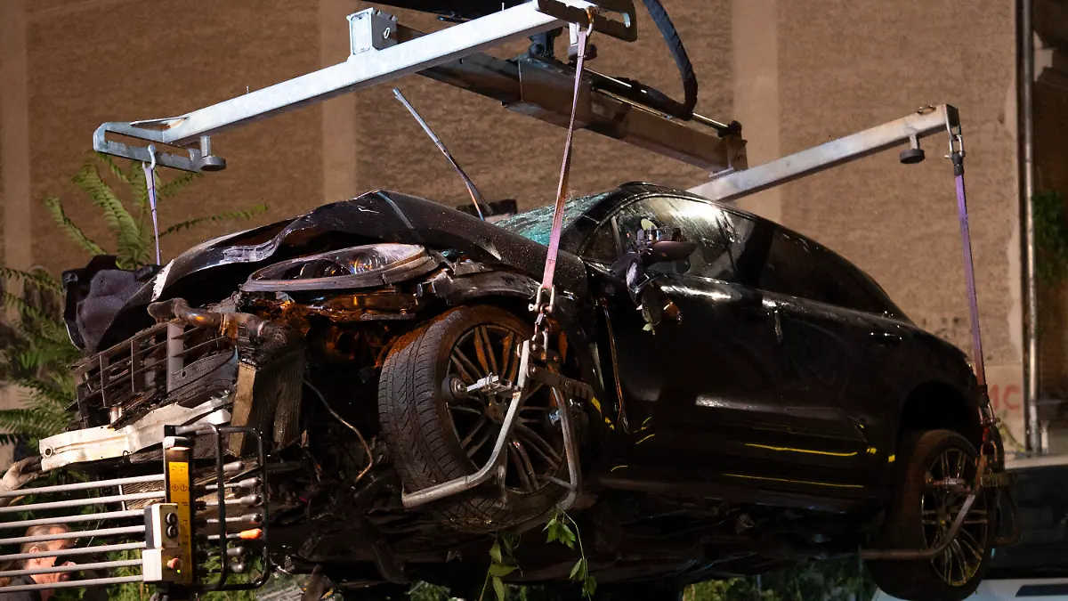 ARCHIV - 07.09.2019, Berlin: Ein zerstörter SUV wird auf einen Abschleppwagen gehoben. Nach dem schweren Unfall mit vier Toten in Berlin-Mitte geht die Ursachenforschung auch am Dienstag weiter. Polizei und Staatsanwaltschaft haben die Bevölkerung um Mithilfe gebeten und am Montagabend gefragt, wer den Unfall mit dem SUV beobachtet habe und Angaben zum Hergang machen könne. Foto: Paul Zinken/dpa +++ dpa-Bildfunk +++