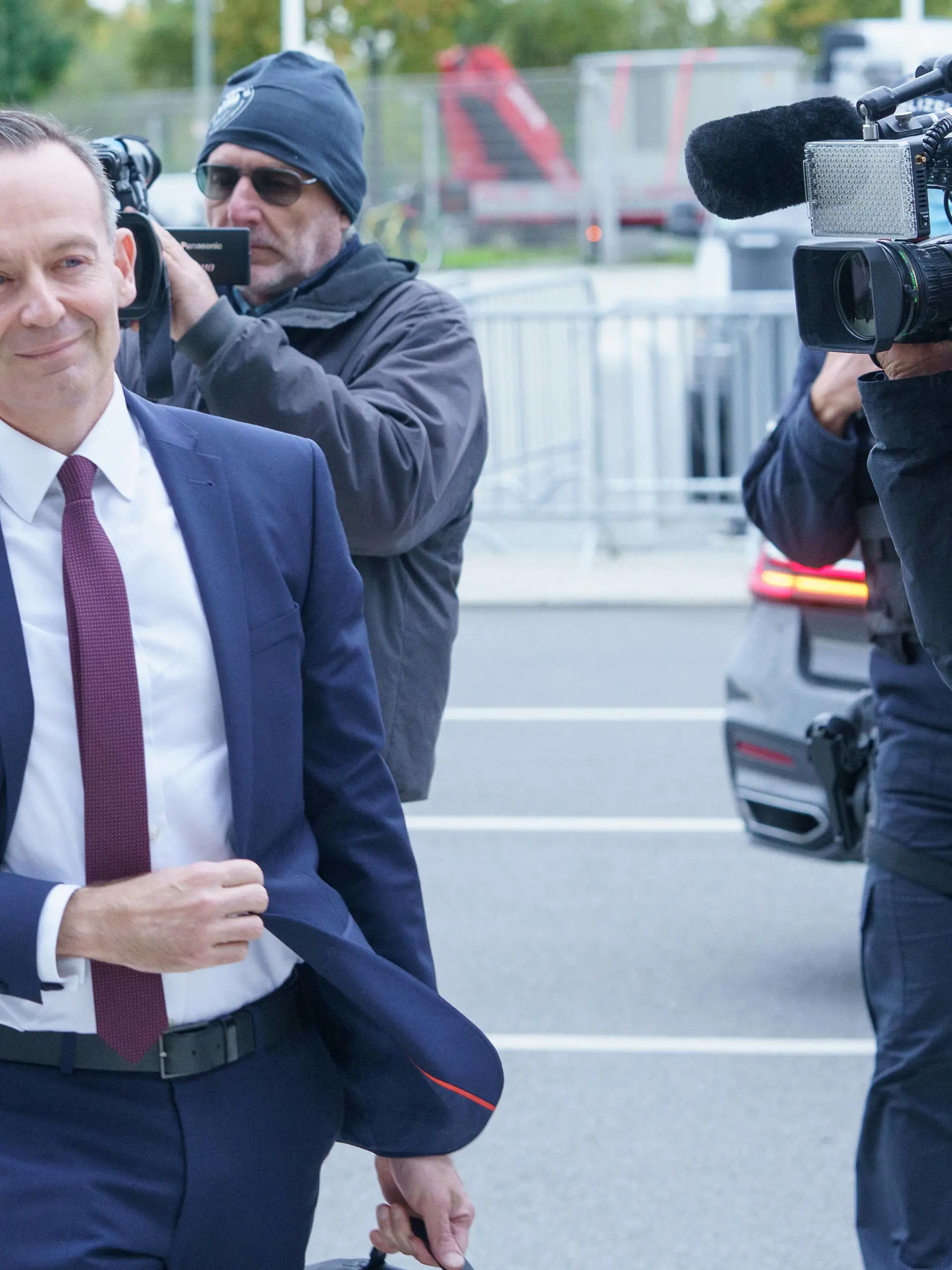  SPD, BÜNDNIS 90/DIE GRÜNEN und FDP setzen Sondierungsgespräche im hub27 auf dem Messegelände Berlin mit dem Ziel der Aufnahme von Koalitionsverhandlungen zu einer möglichen Regierungsbildung im Rahmen einer Ampel-Koalition nach der Bundestagswahl 2021 Ankunft am Morgen des Gesprächstags - Volker WissingSPD, BÜNDNIS 90/DIE GRÜNEN und FDP setzen Sondierungsgespräche im hub27 auf dem Messegelände Berlin mit dem Ziel der Aufnahme von Koalitionsverhandlungen zu einer möglichen Regierungsbildung im Rahmen einer Ampel-Koalition nach der Bundestagswahl 202, Berlin Berlin Deutschland Messegelände Berlin *** SPD, BÜNDNIS 90 DIE GRÜNEN and FDP continue exploratory talks in hub27 at the Berlin Exhibition Grounds with the aim of startin