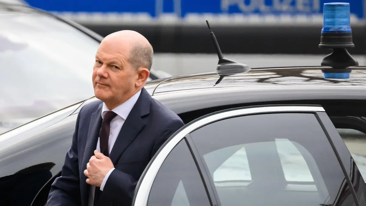 16.04.2023, Niedersachsen, Hannover: Bundeskanzler Olaf Scholz (SPD) kommt zur Eröffnung der Industriemesse Hannover Messe im HCC Hannover Congress Centrum. Foto: Julian Stratenschulte/dpa +++ dpa-Bildfunk +++
