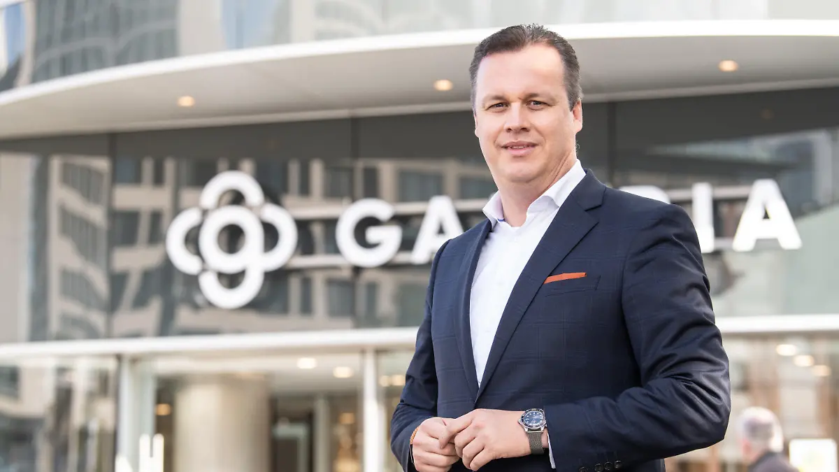 16.10.2021, Hessen, Frankfurt/Main: Miguel Müllenbach, Vorsitzender der Geschäftsführung und CEO bei Galeria Karstadt Kaufhof GmbH, fotografiert vor der Galeria an der Hauptwache in Frankfurt. Die Handelskette hat für ihre Häuser ein komplett neues Konzept umgesetzt. Foto: Boris Roessler/dpa +++ dpa-Bildfunk +++