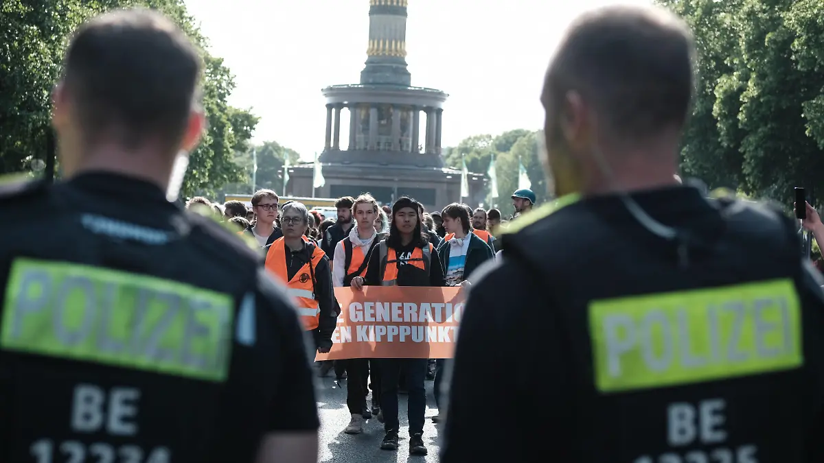 Berlin: 600 solidarise themselves with Letzte Generation after the raids On May 24, 2023 more than 600 people joined a demonstration in Berlin, Germany to protest against the criminalisation of the Last Generation. In the morning 15 flats were raided with the suspicion of forming or supporting a criminal organization. The Last Generation demands a speed limit of 100 km/h on highways, a 9-euro-ticket for public transport and a society board on climate. Berlin Berlin Germany Copyright: xJONASxGEHRINGx