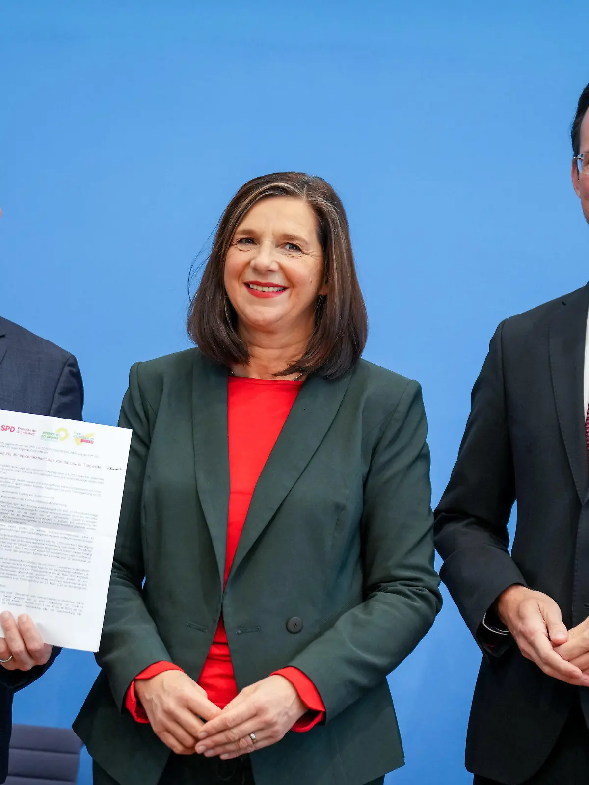 27.10.2021, Berlin: Dirk Wiese (r), stellvertretender SPD-Fraktionsvorsitzender, Katrin Göring-Eckardt (M), Fraktionsvorsitzende von Bündnis 90/Die Grünen, und Marco Buschmann, Erster Parlamentarischer Geschäftsführer der FDP-Bundestagsfraktion, stellen auf einer Pressekonferenz Eckpunkte zur «Geordneten Beendigung der epidemischen Lage von nationaler Tragweite» vor. Foto: Kay Nietfeld/dpa +++ dpa-Bildfunk +++